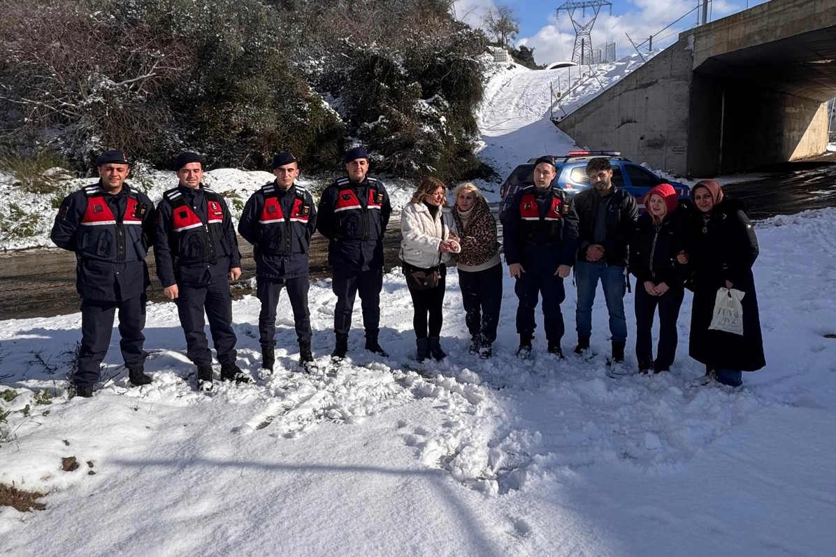 Yılın ilk kurtarma operasyonu Bursa Jandarma’dan… Kestel’de donmak üzere olan aile kurtarıldı