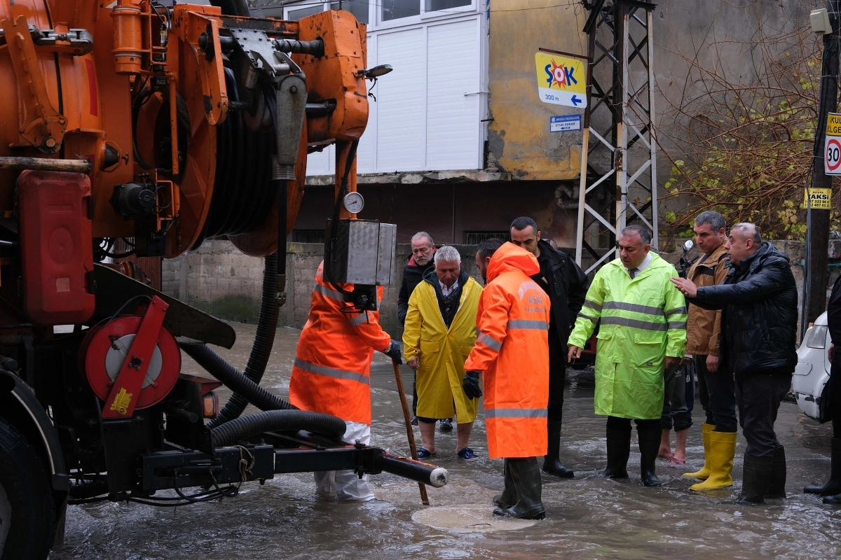 Adana Büyükşehir’den su baskınlarına anında müdahale