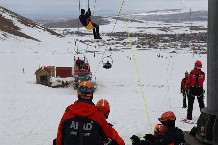 AFAD’dan Van’da çığda tatbikat nefes kesti