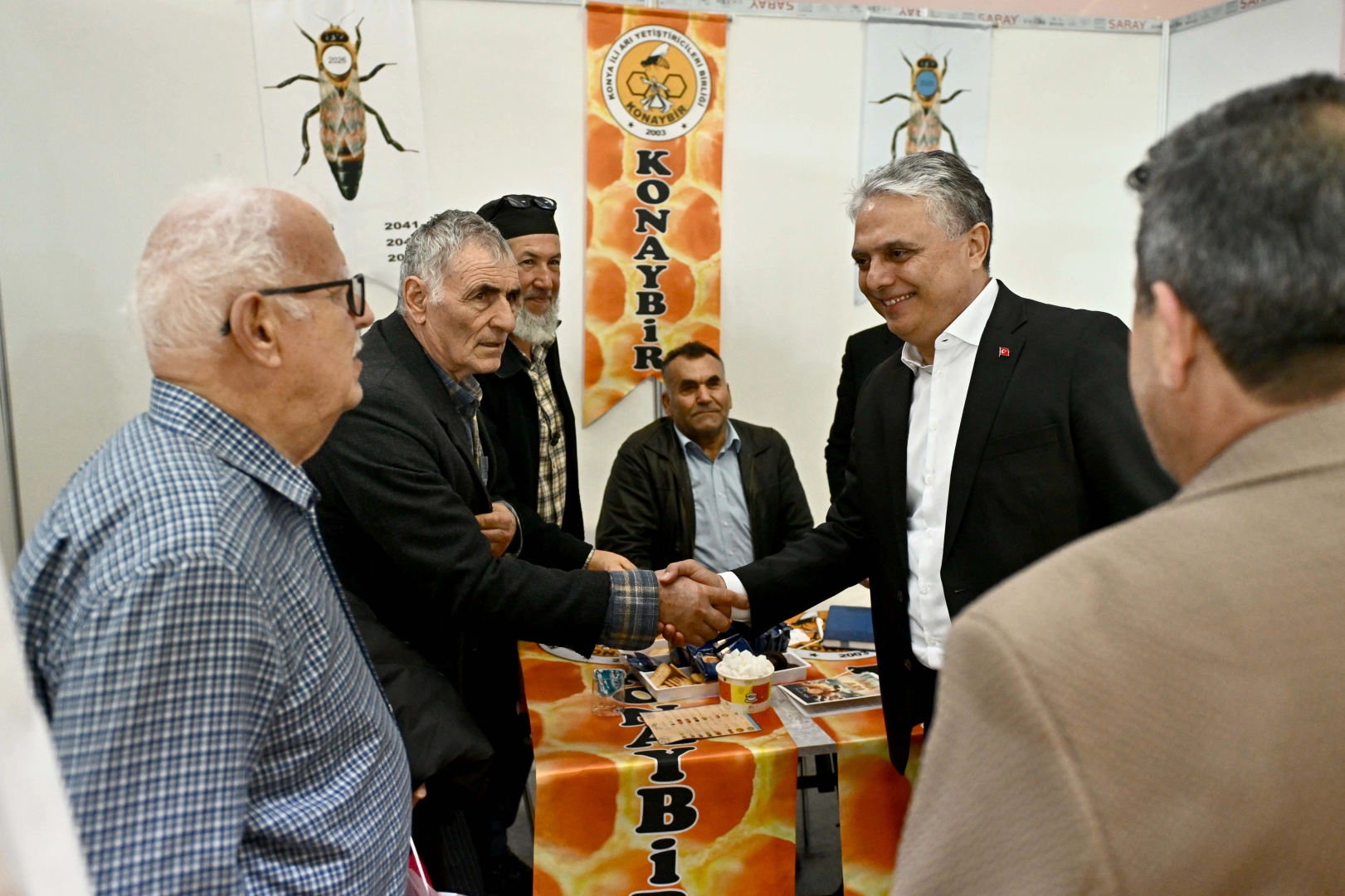 Antalya’da Başkan Uysal’dan arıcılara destek