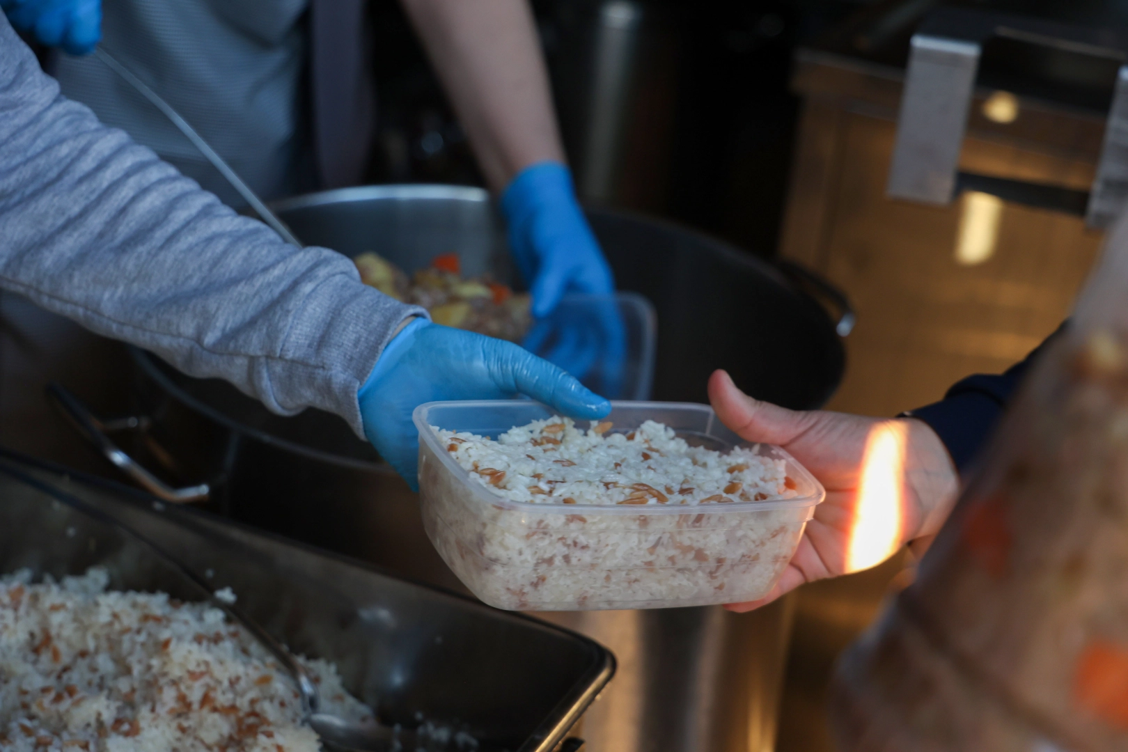 Antalya’da Mobil Aşevi’nden sıcak yemek ikramı