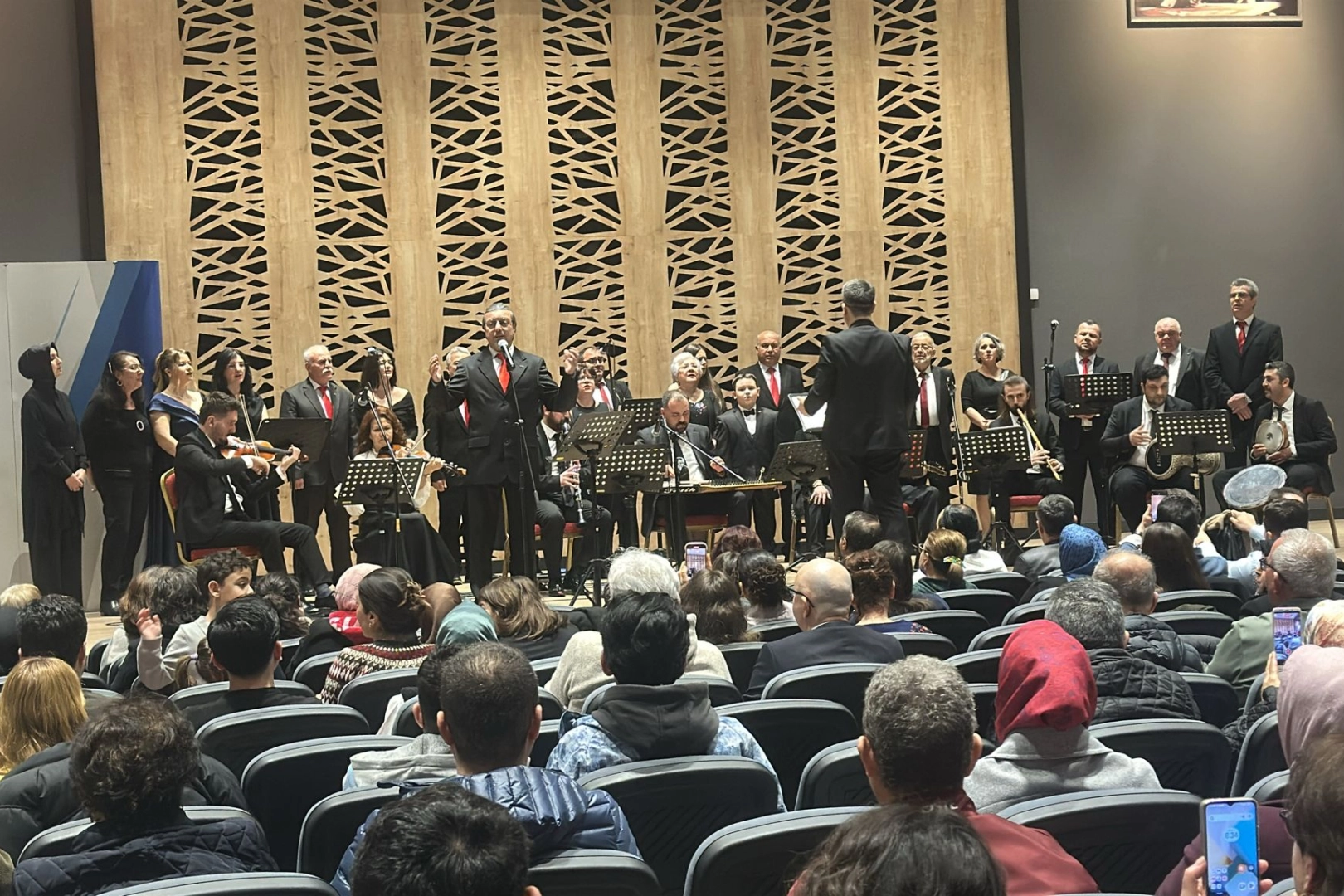 Bursa’da ‘Kalpten Dile Ezgiler’ konserine yoğun ilgi