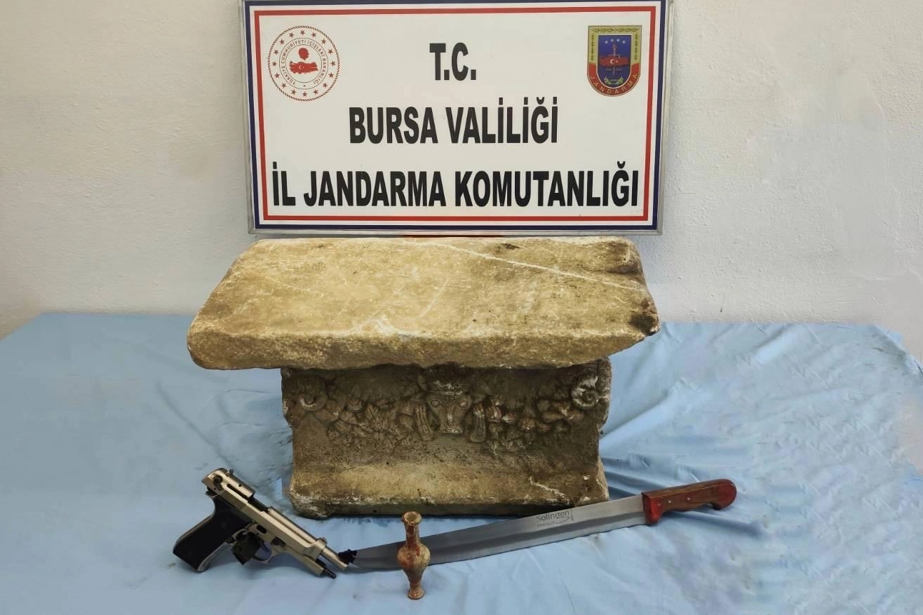 Bursa’da tarihi eser operasyonu… Lahit ve objeler ele geçirild