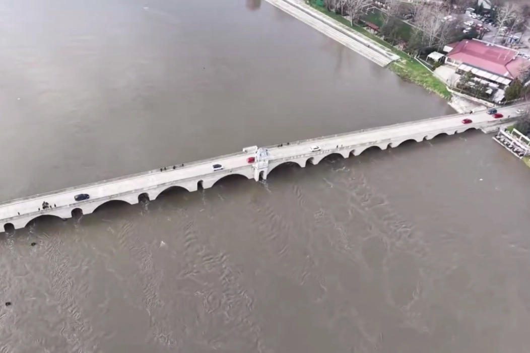 Edirne’de taşkın alarmı! Tunca Köprüsü trafiğe kapatıldı