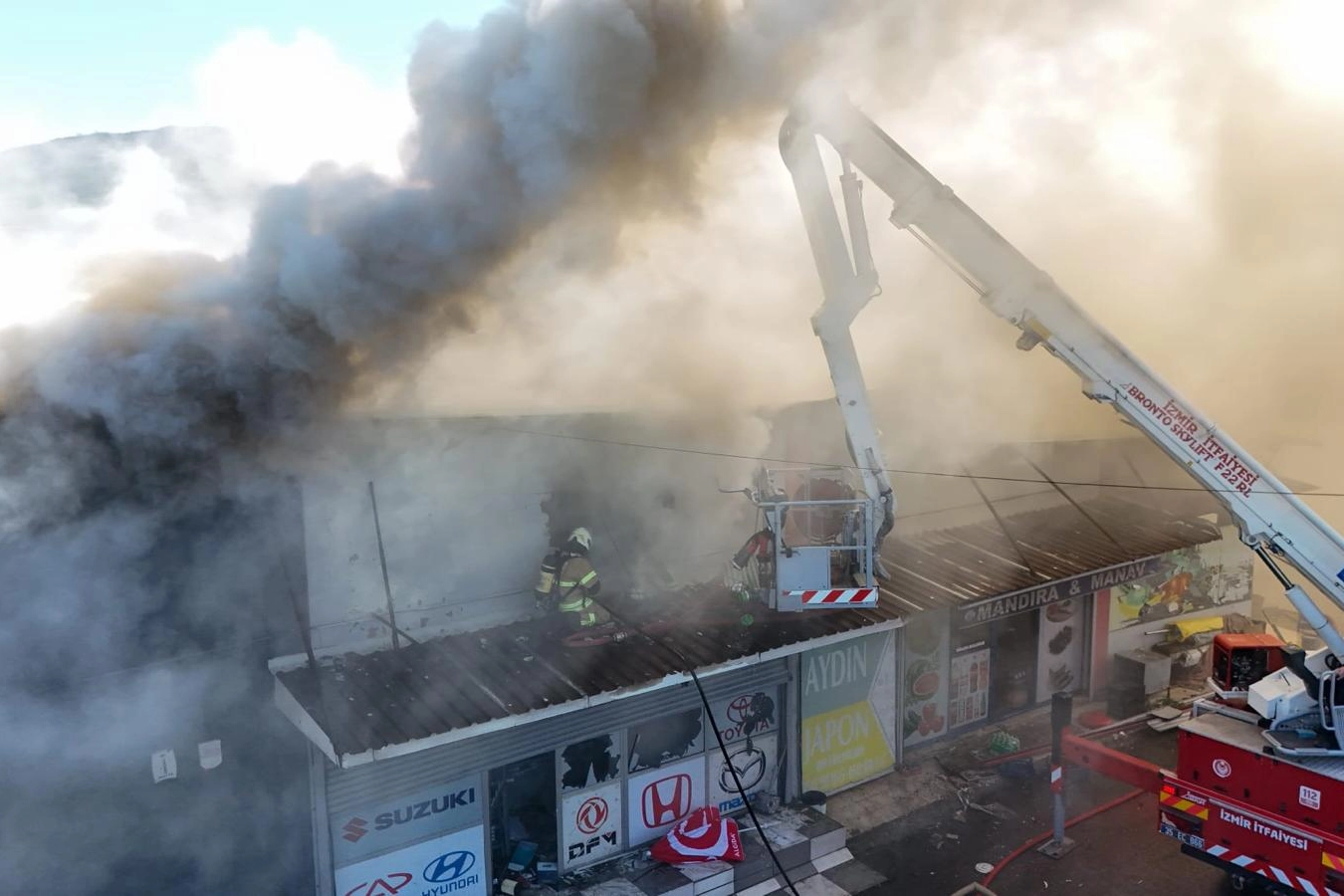 İzmir Buca’daki işyeri yangını kontrol altına alındı