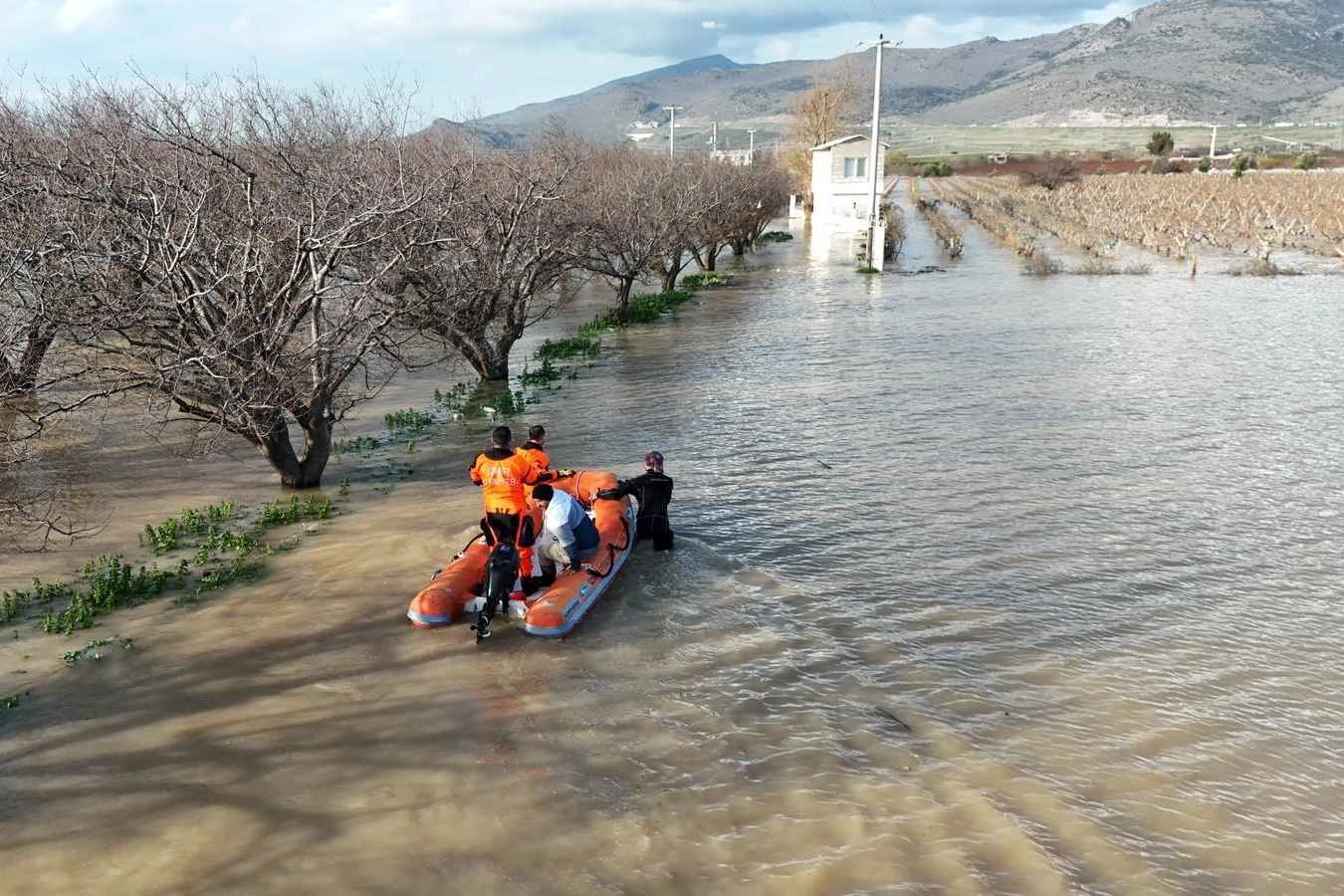İzmir’de 50 yılda bir görülen meteorolojik tablo… Neden deniz yükseldi?