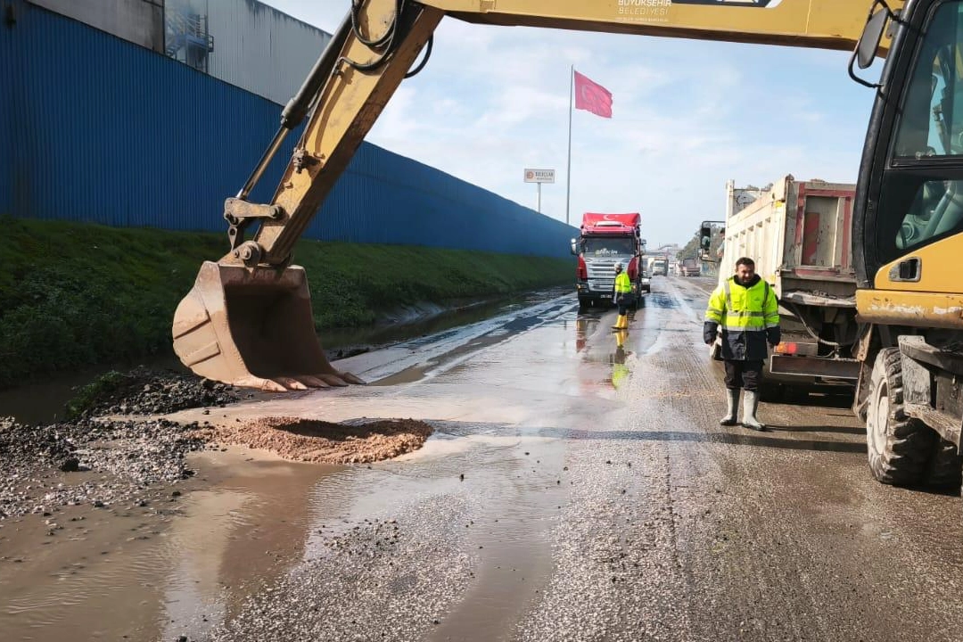 İzmir’de aşırı yağış sonrası kapanan yollar bir bir açılıyor
