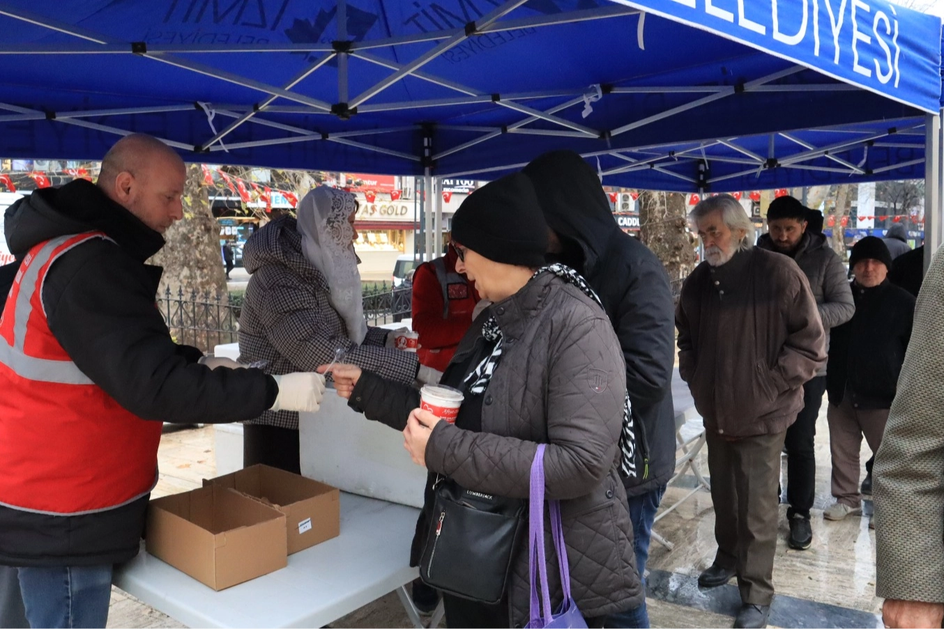 İzmit’te kandillik helva ikramı
