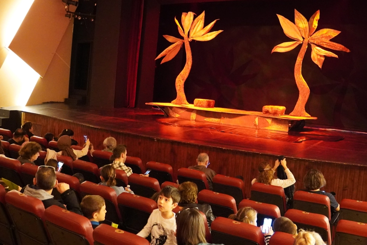 Bursa İznik’te atık piller tiyatro biletine dönüştü