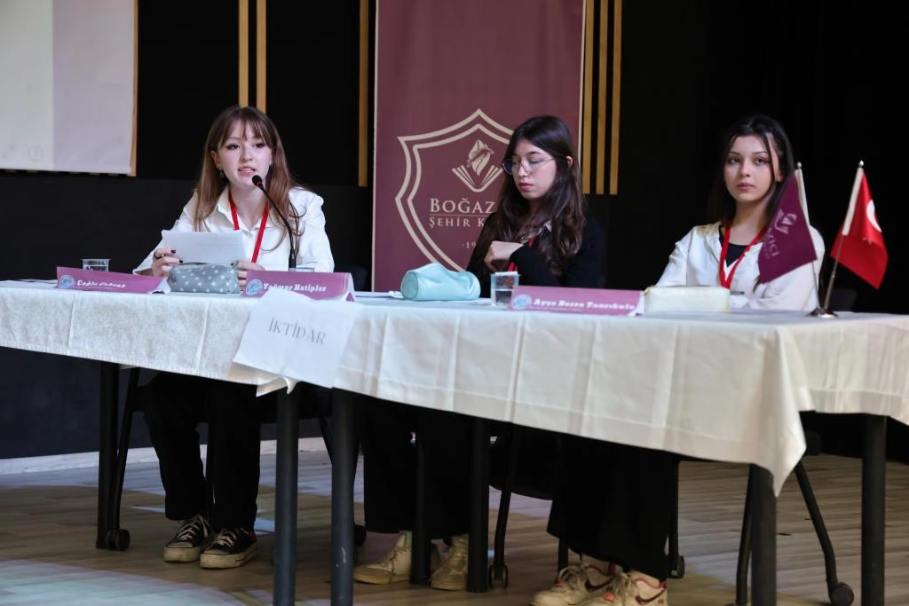 Kütahya’da liseler rası münazara finalinde gençler sahnedeydi