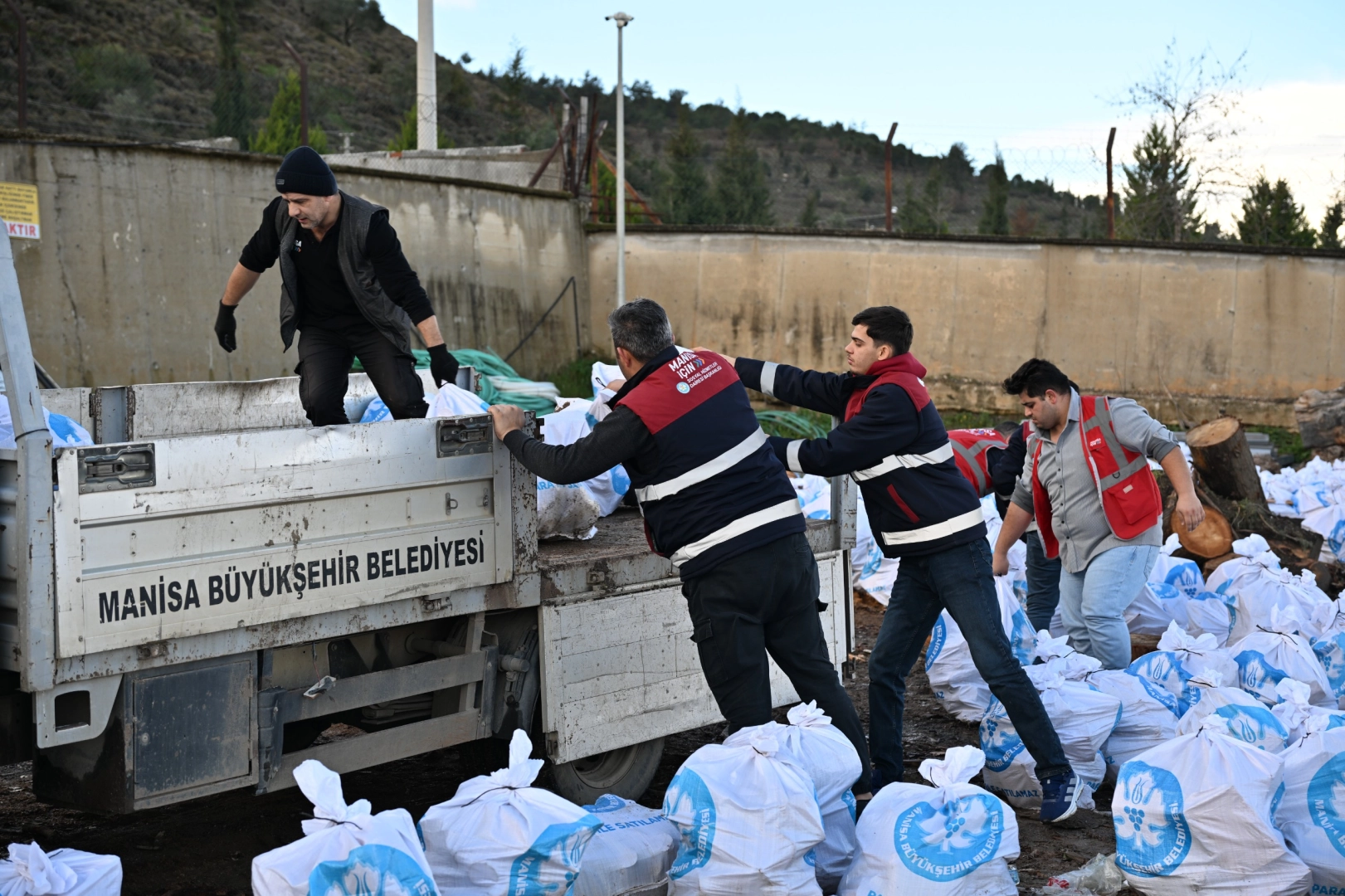 Manisa’da ihtiyaç sahiplerine yürek ısıtan destek