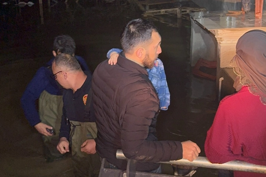 Manisa’da selde mahsur kalan aileyi itfaiye kurtardı