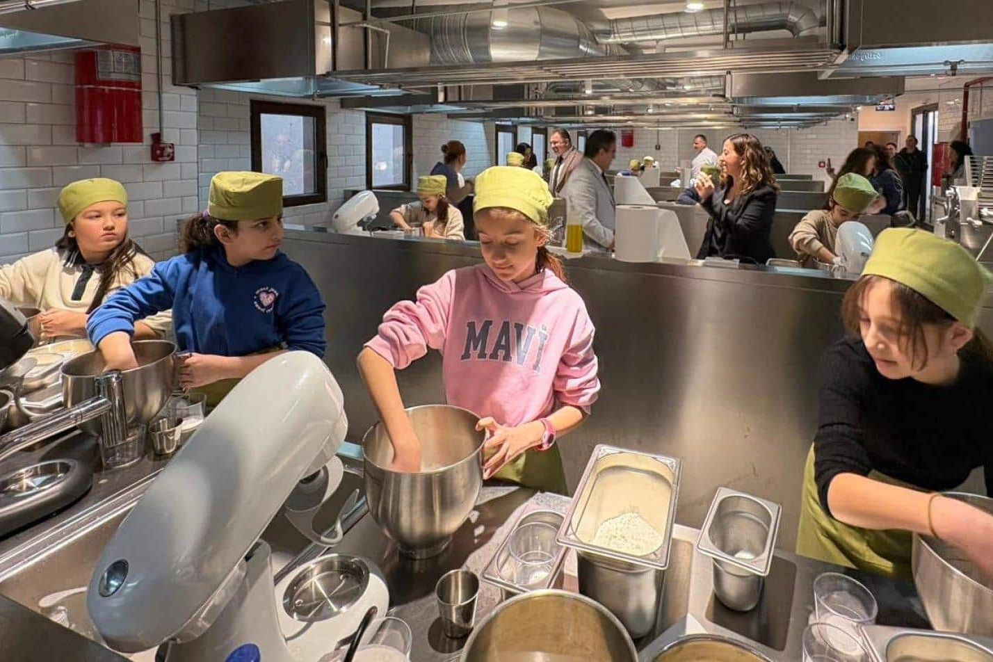 Marmaris’te ilkokul öğrencilerinden gazi ailesine pide