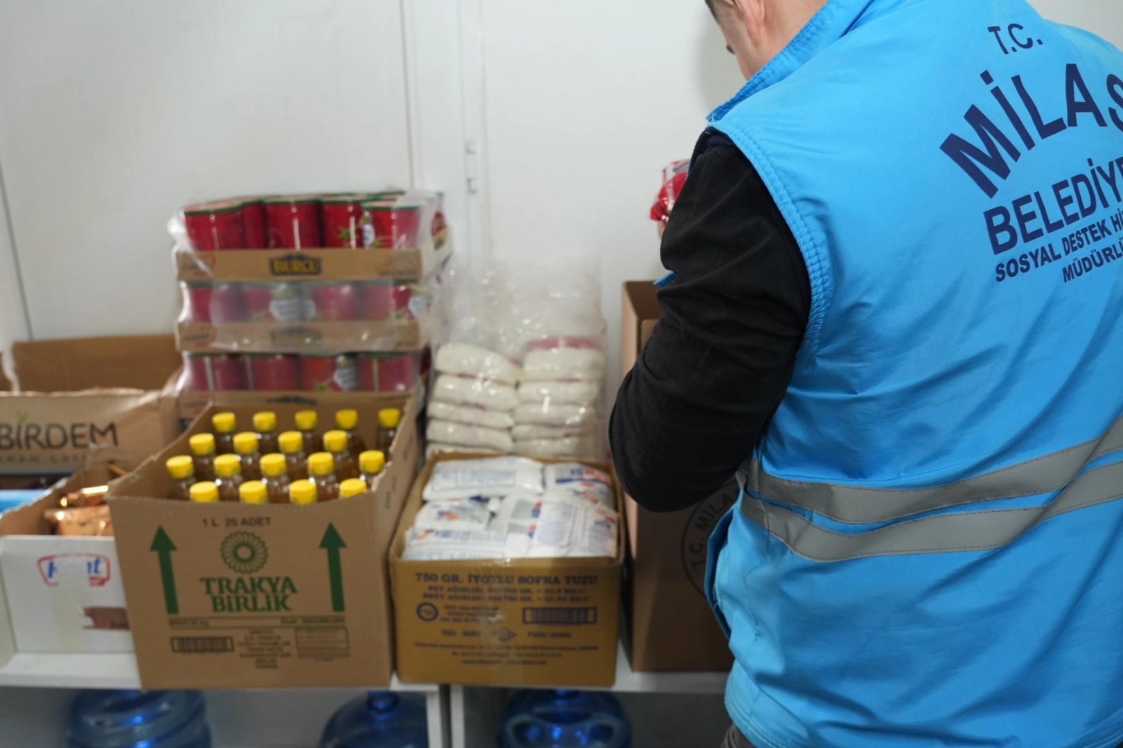 Milas’tan ihtiyaç sahiplerine gıda kolisi desteği