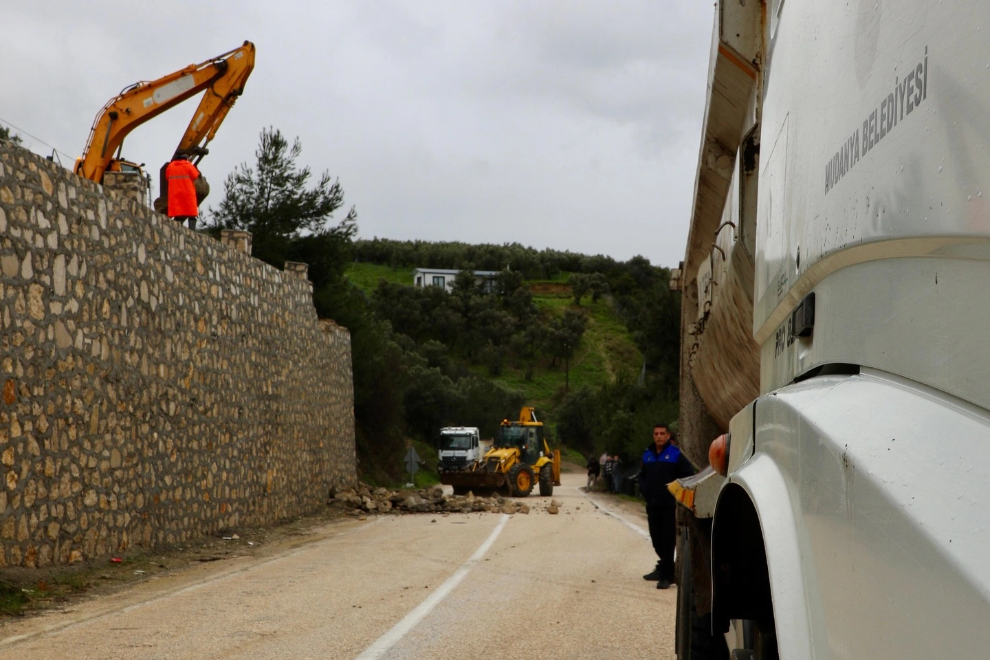 Mudanya’da zeytinlik alandaki kaçak taş duvara müdahale!