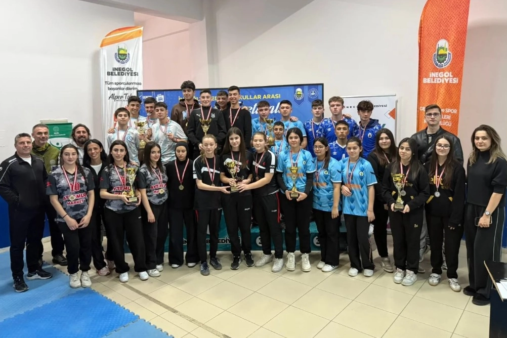 Öğrenciler dart turnuvasında kıyasıya mücadele etti