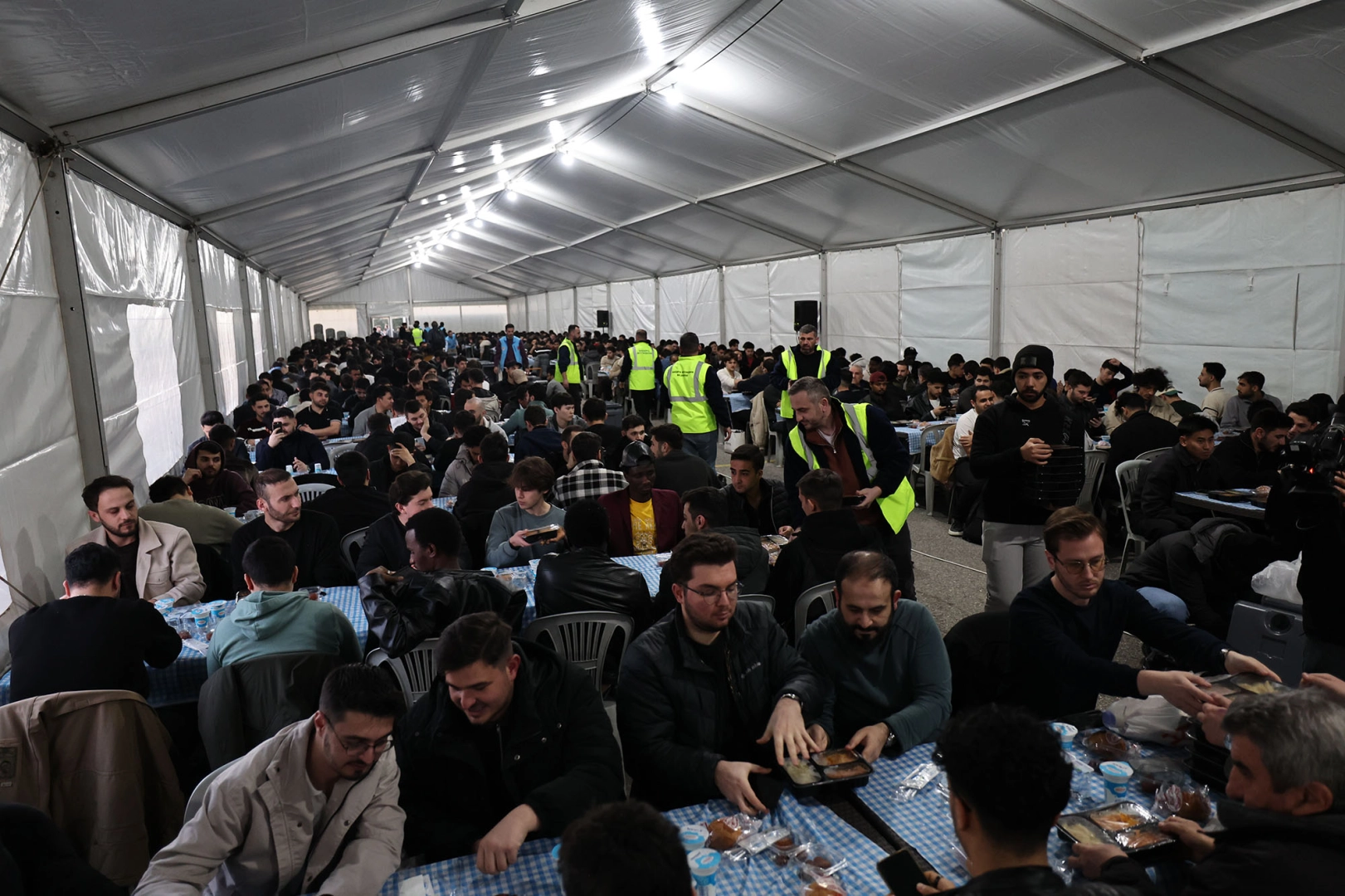 Sakarya’da farklı renk ve coğrafyadan binler birlikte oruç açıyor