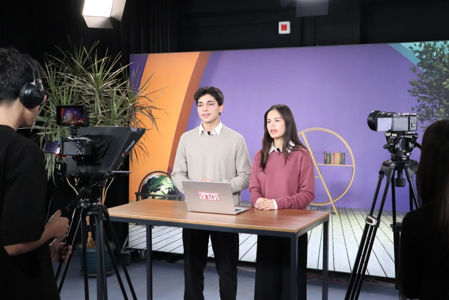 Meslek Liseliler stüdyoda haber sunarak becelerini geliştiriyor