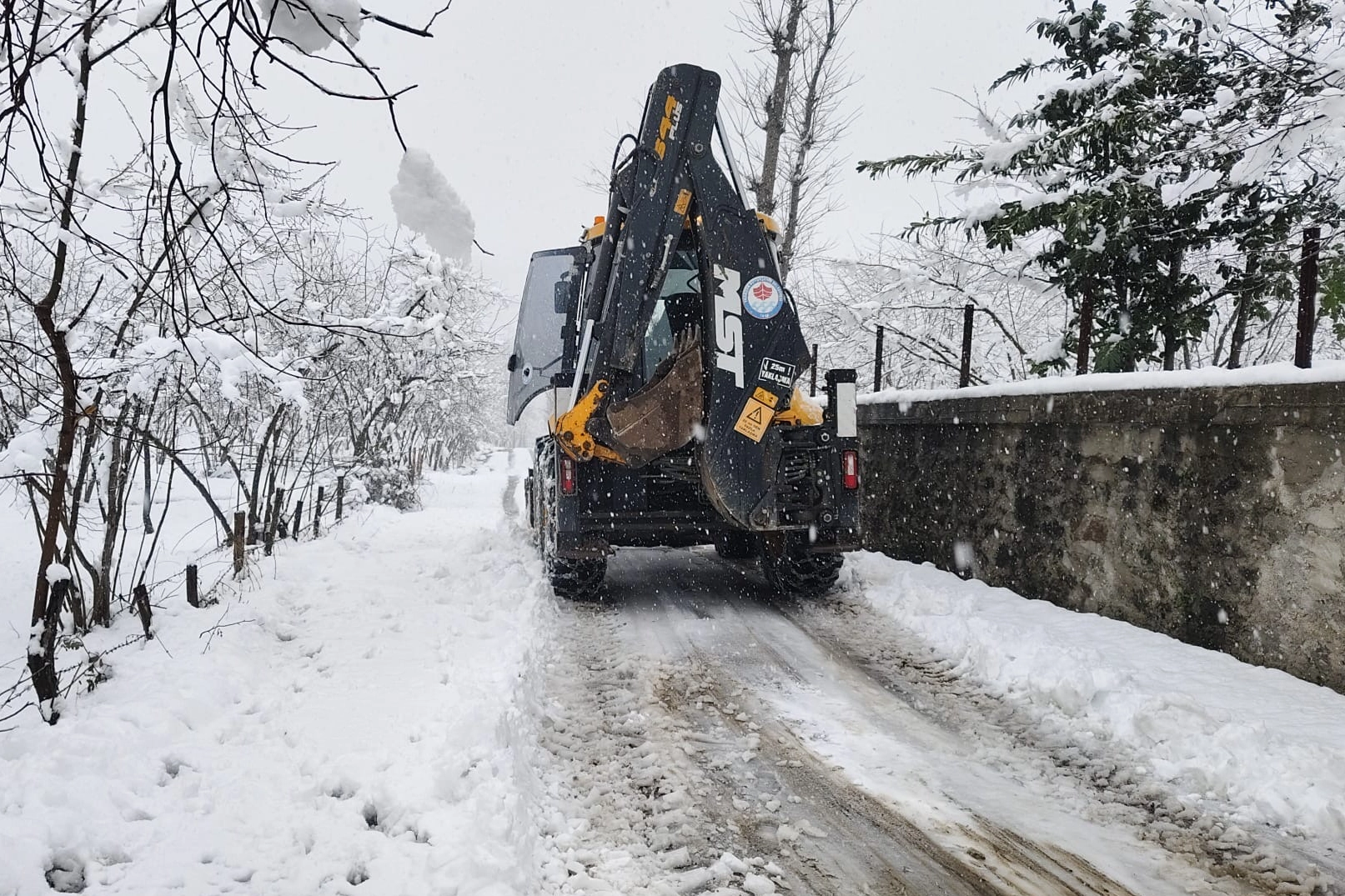 Trabzon’da Büyükşehir ekipleri kar yağışına karşı sahada