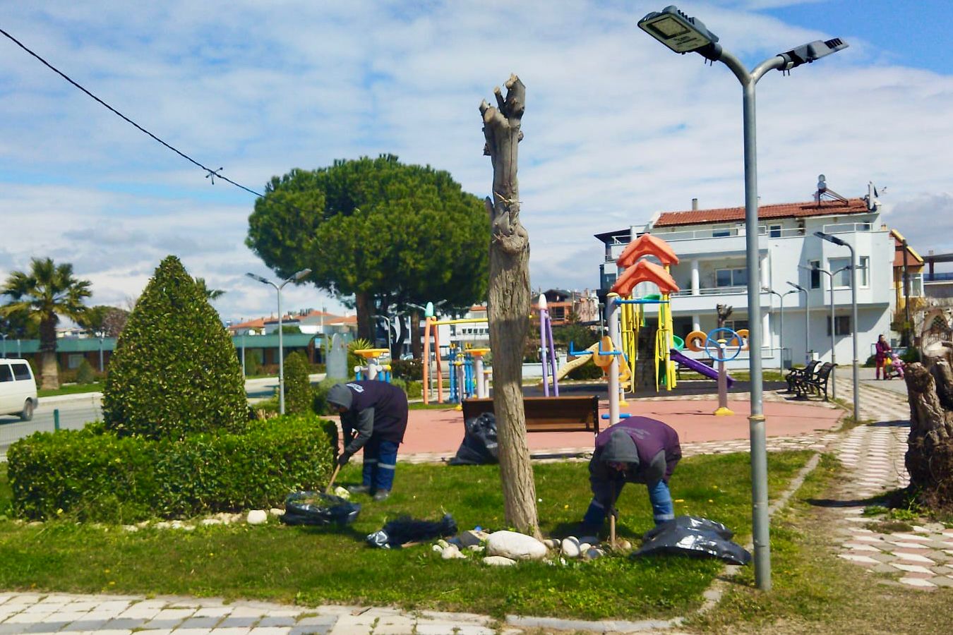 BURHANİYE BELEDİYESİ’NDEN YEŞİL ALANLARDA TİTİZ ÇALIŞMA