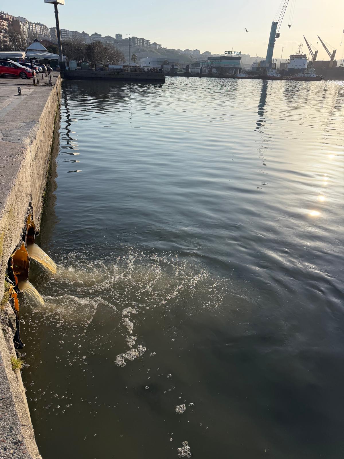 BANDIRMA SAHİLİNDE SU DEŞARJI İDDİASI: VATANDAŞLAR TEPKİLİ