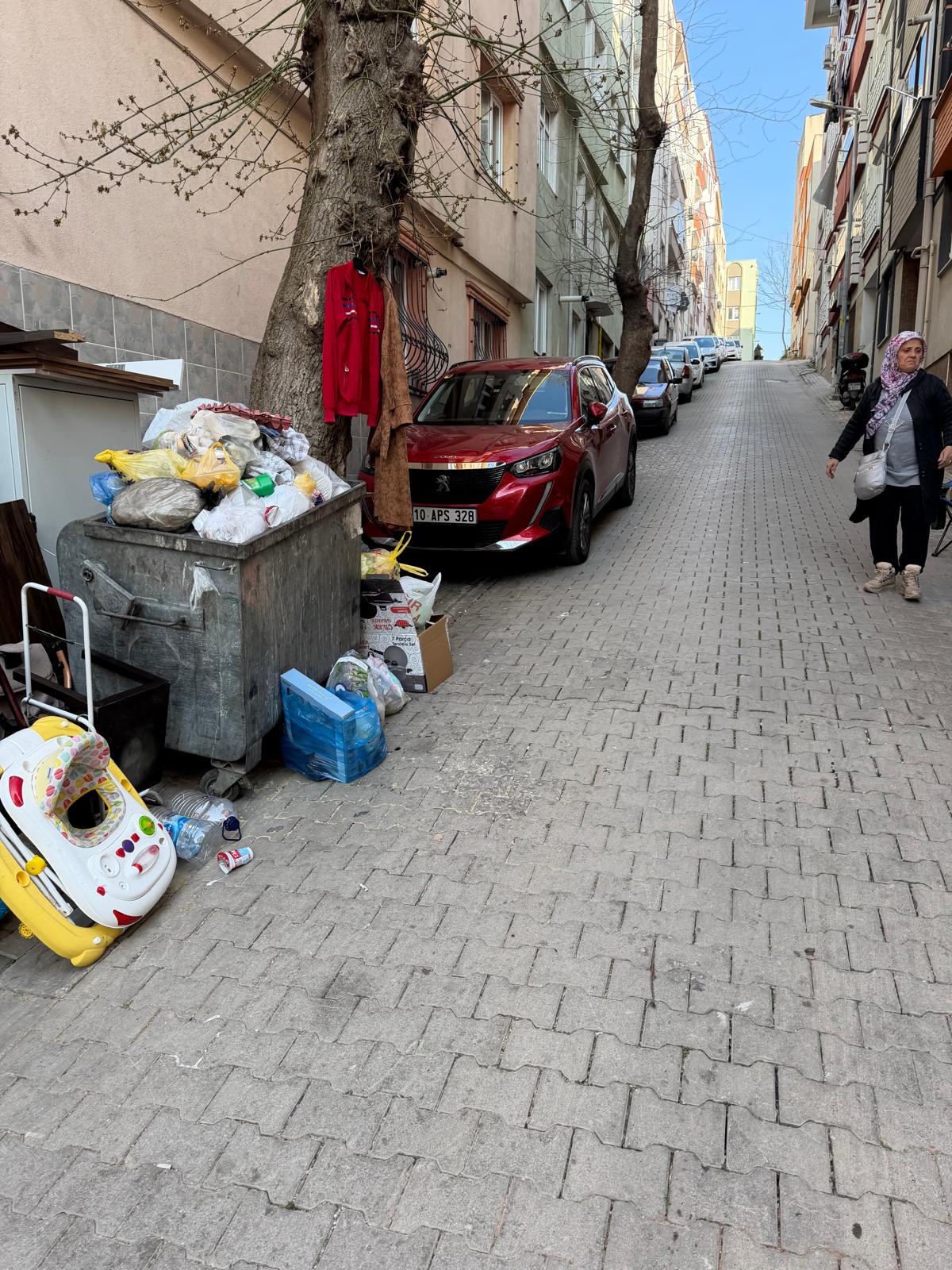 Bandırma’da Çöp Tepkisi: Vatandaş Temizlik Hizmetlerinden Şikâyetçi