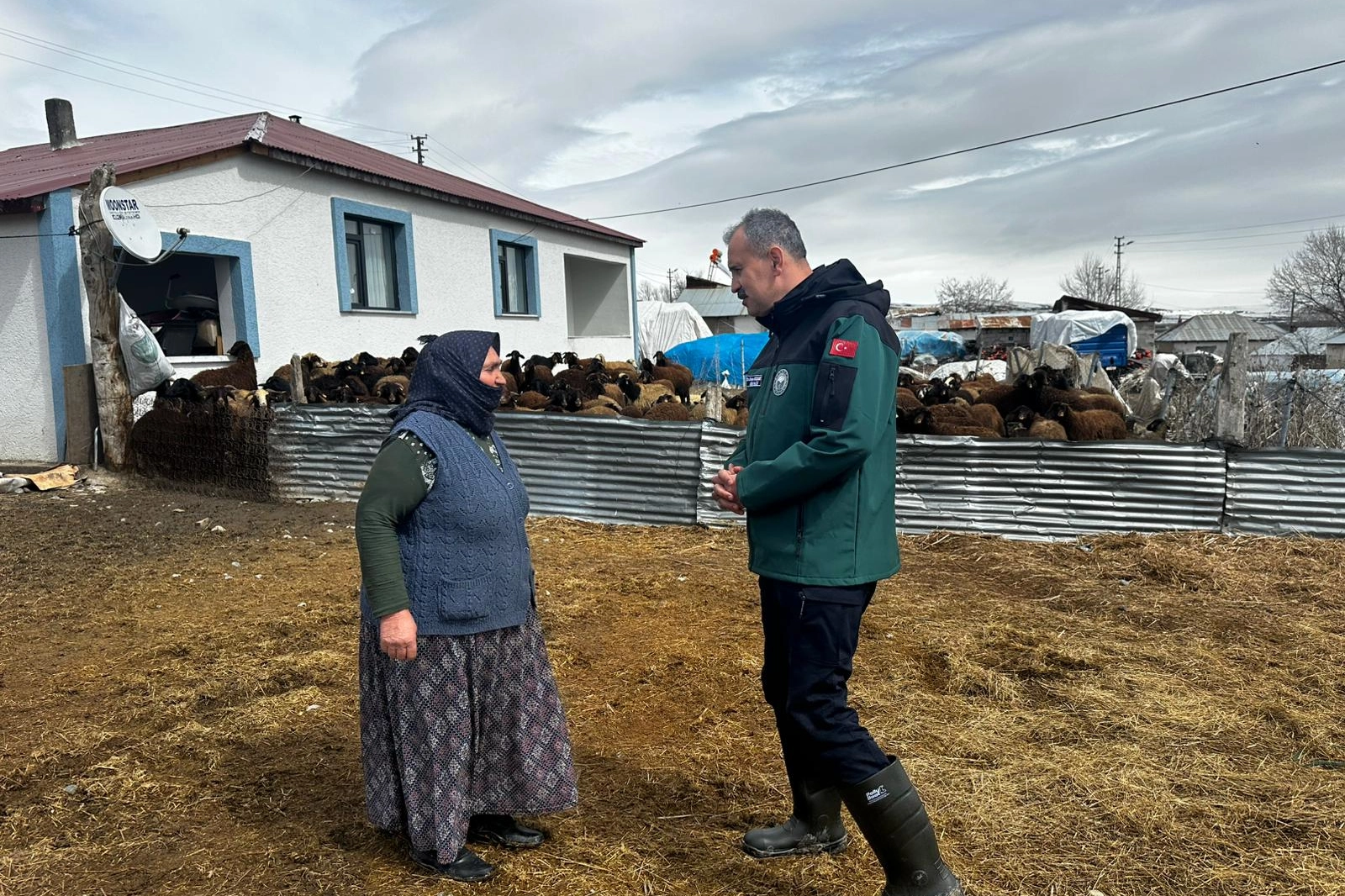 Ağrı Valisi’nden çat kapı! Vali Bozkurt, gününü köylerde geçirdi
