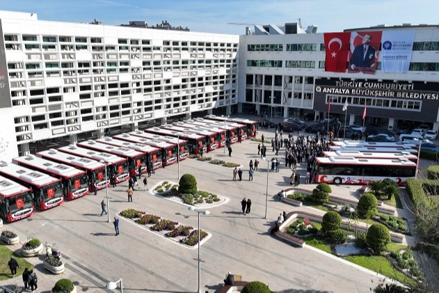 Antalya Büyükşehir’den toplu taşıma filosuna 19 yeni otobüs