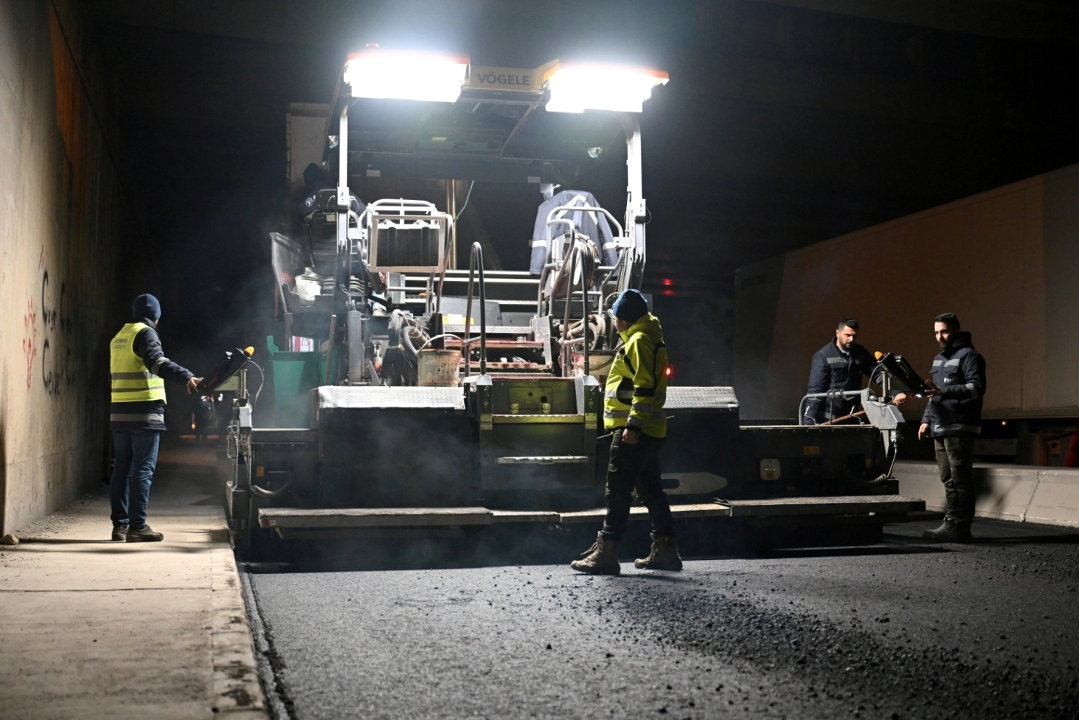 İzmir Bornova’da yağmur sonrası asfalt serimi başladı