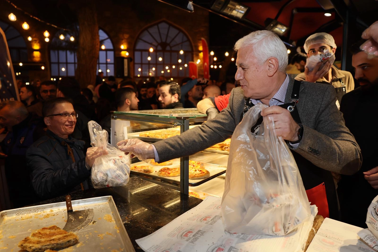 Bursa’da tahanlı pide ve çaylar Başkan Bozbey’den