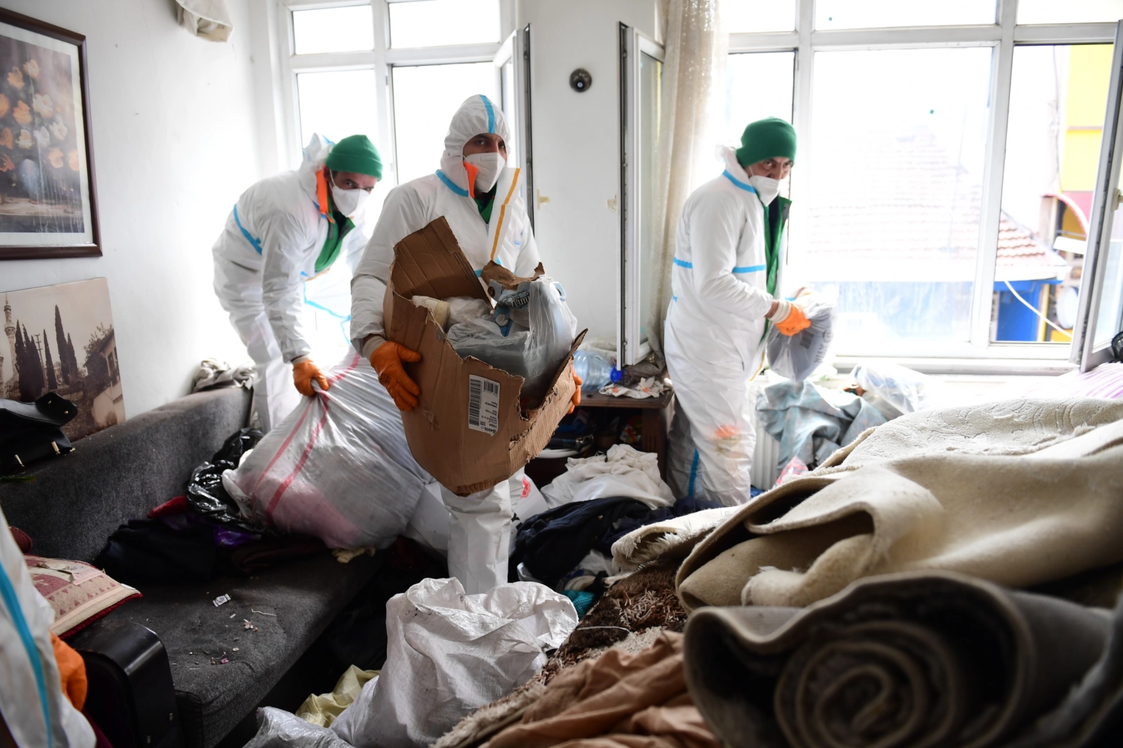 Bursa Osmangazi’den Kayıhan’daki çöp eve müdahale