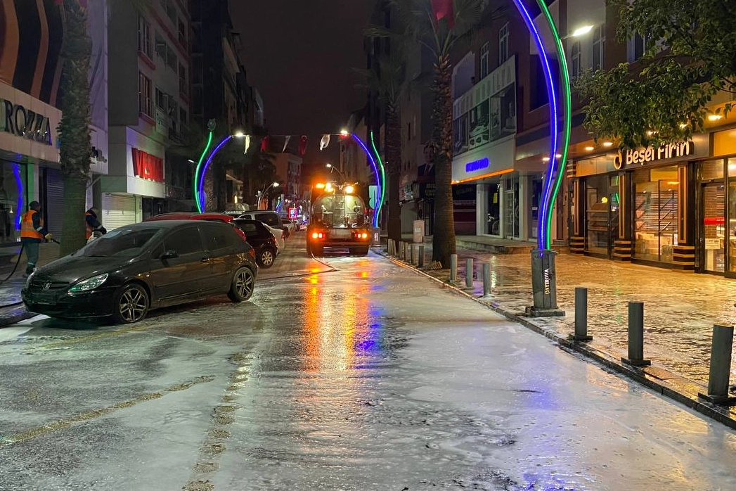 Çayırova’da caddelerde bayram temizliği