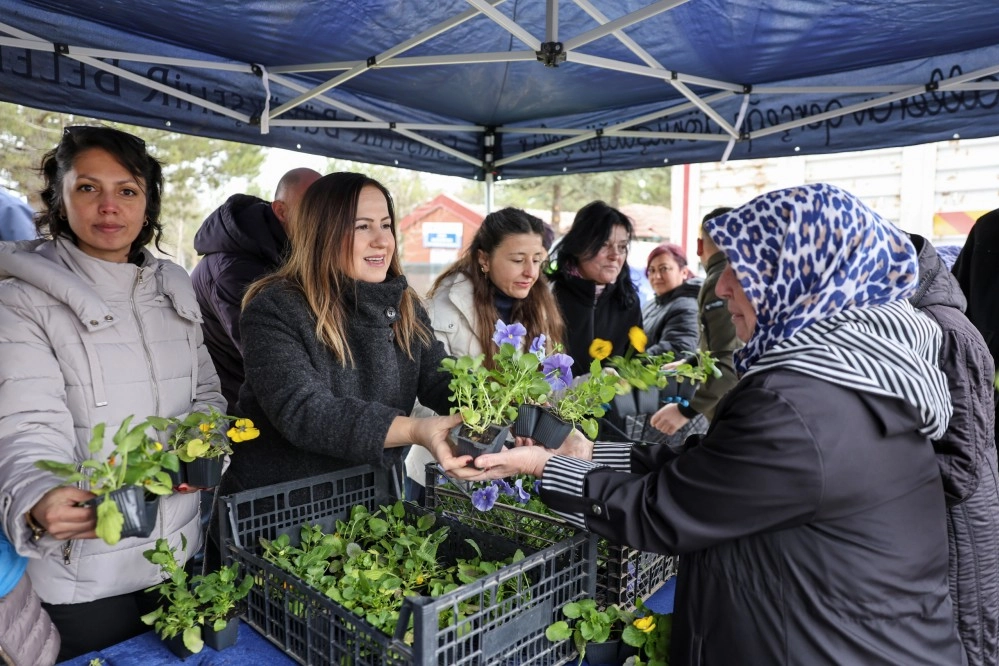 Eskişehir’de kabristan çiçekleri Büyükşehir’den