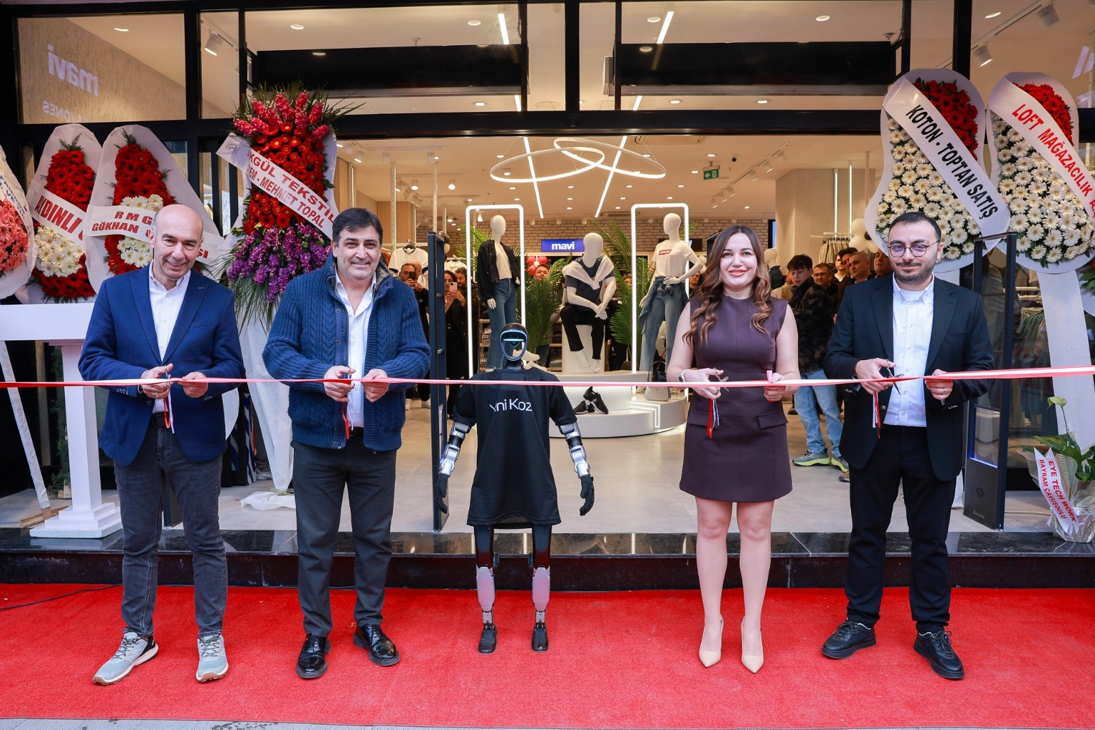 İzmit’in en büyük katlı mağazası ‘Yeni Koza’ açıldı