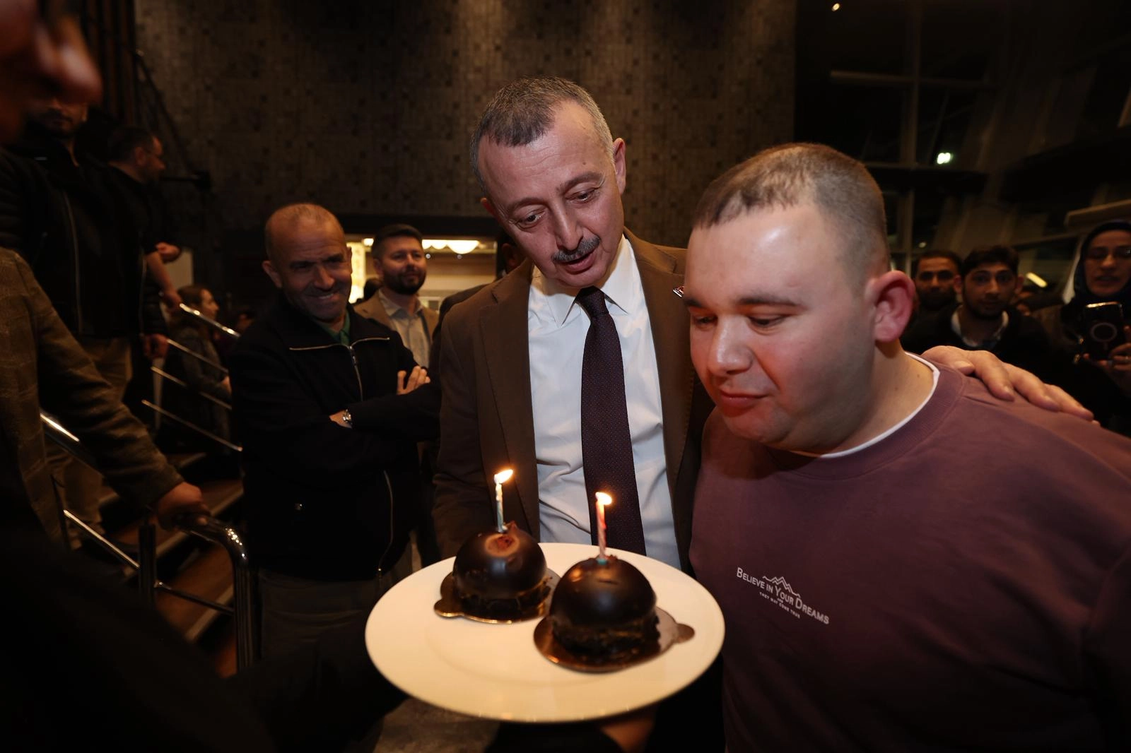 Kocaeli’de Başkan Büyükakın’dan Arif’e doğum günü sürprizi