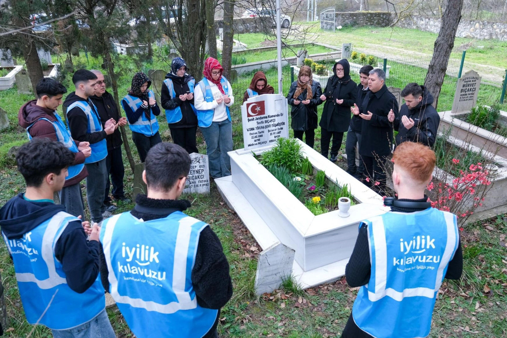 Kocaeli’de gençlerden şehitliğe saygı görevi