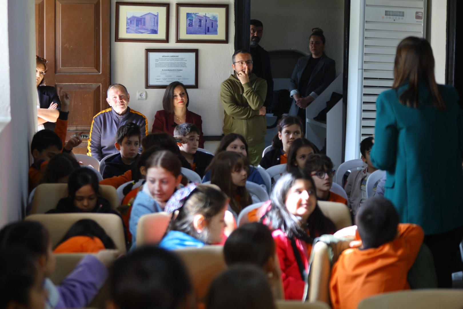 Kocaeli’de ‘Masal Çarşambaları’ çocukların hayal dünyasını aydınlatıyor