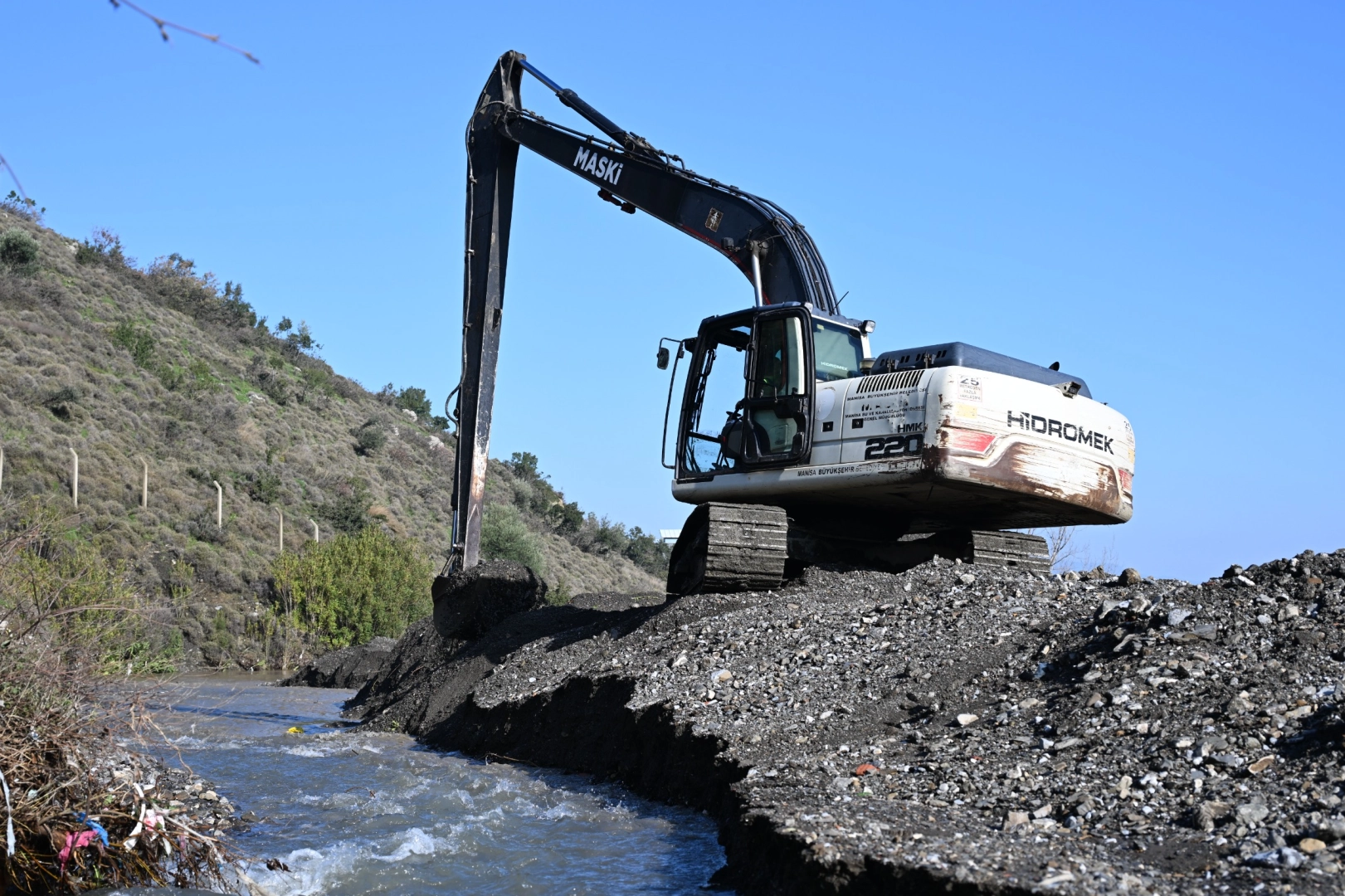 Manisa’da MASKİ Kırtık Deresi’ni temizledi