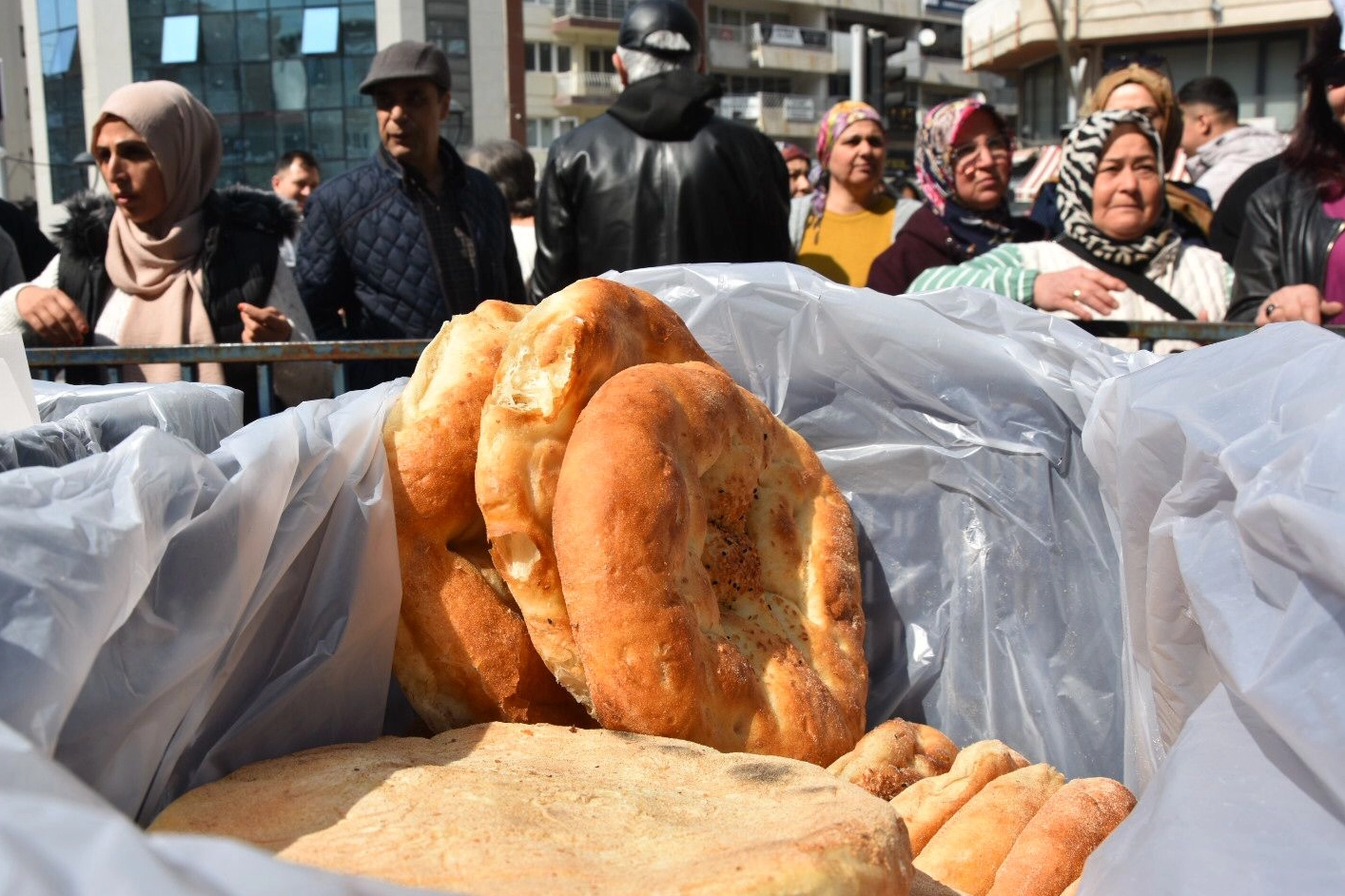 Manisa Gördesliler’den iki saatte 2 bin pide