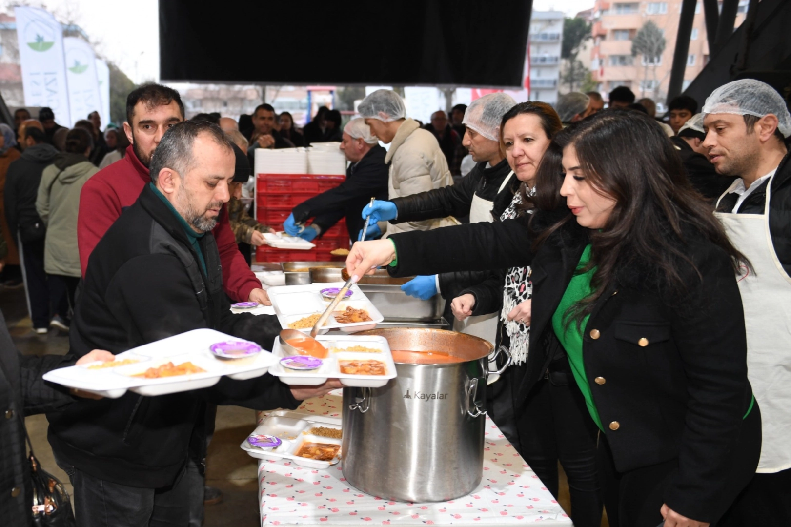 Osmangazi’de Ramazan bereketi 1050 Konutlar’da paylaşıldı