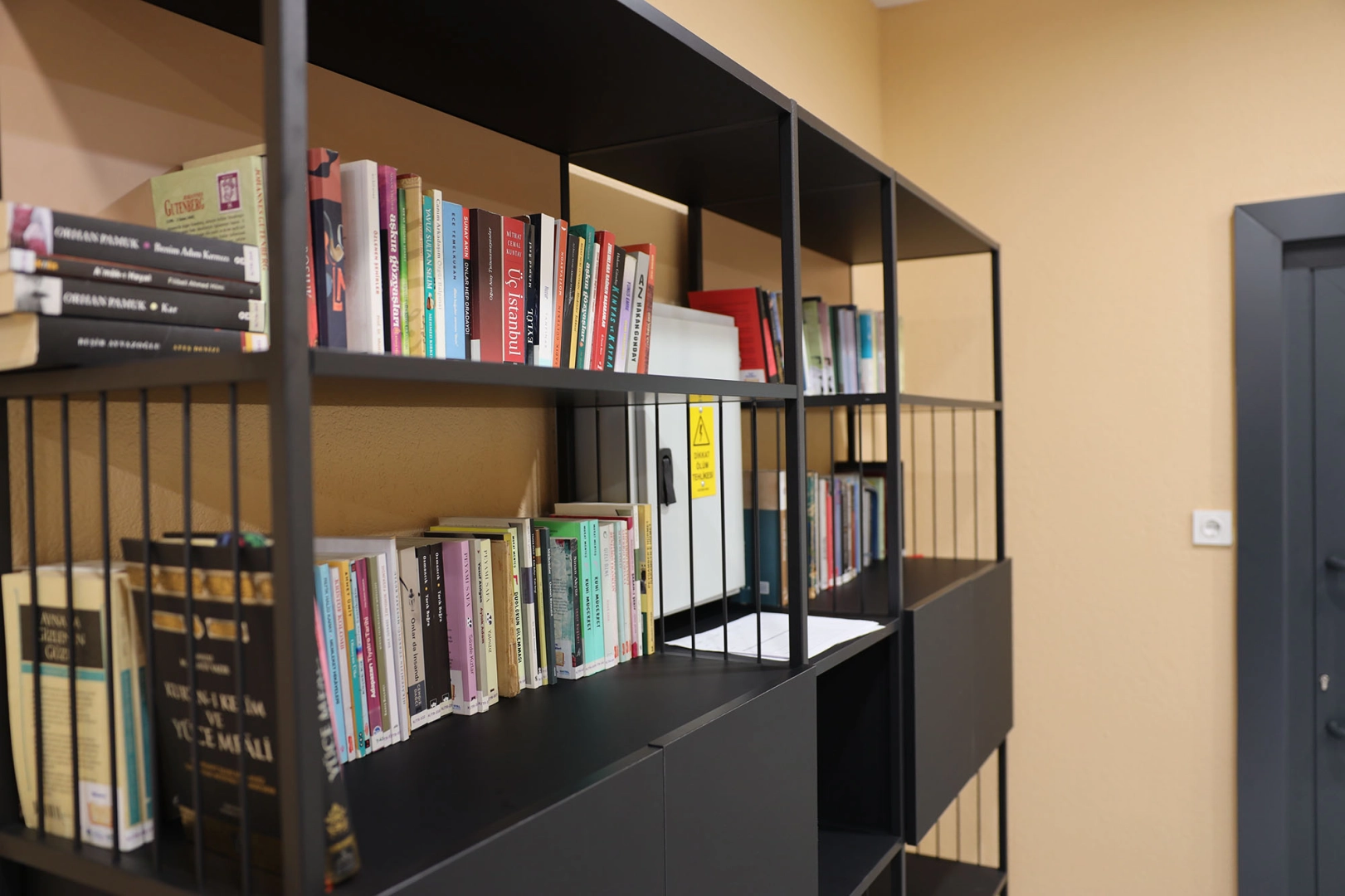 Sakarya’da öğrenciler çamaşırları yıkanırken kitap okuyor