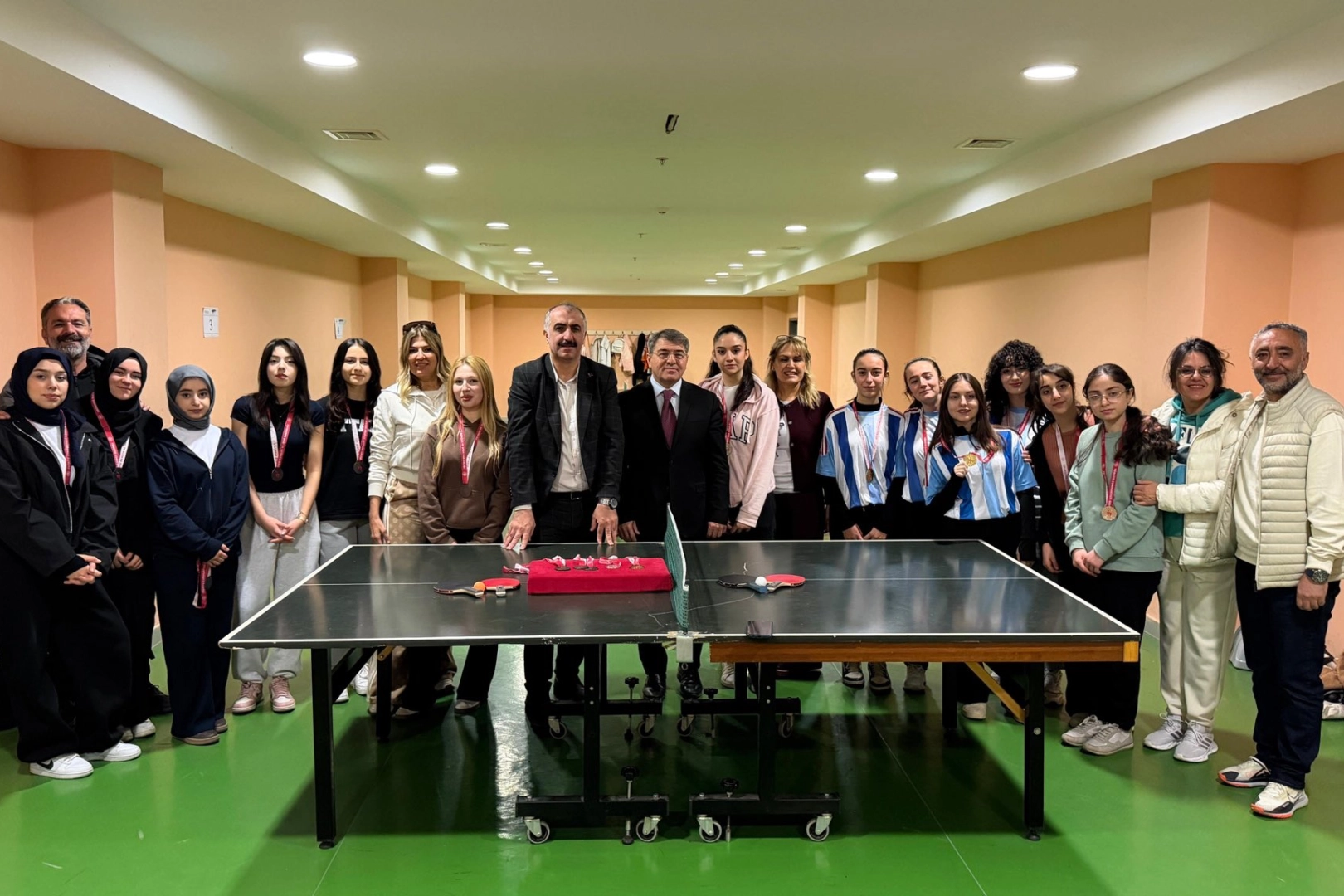 Bursa Mudanya’da masa tenisinde şampiyon Ahmet Rüştü Anadolu Lisesi