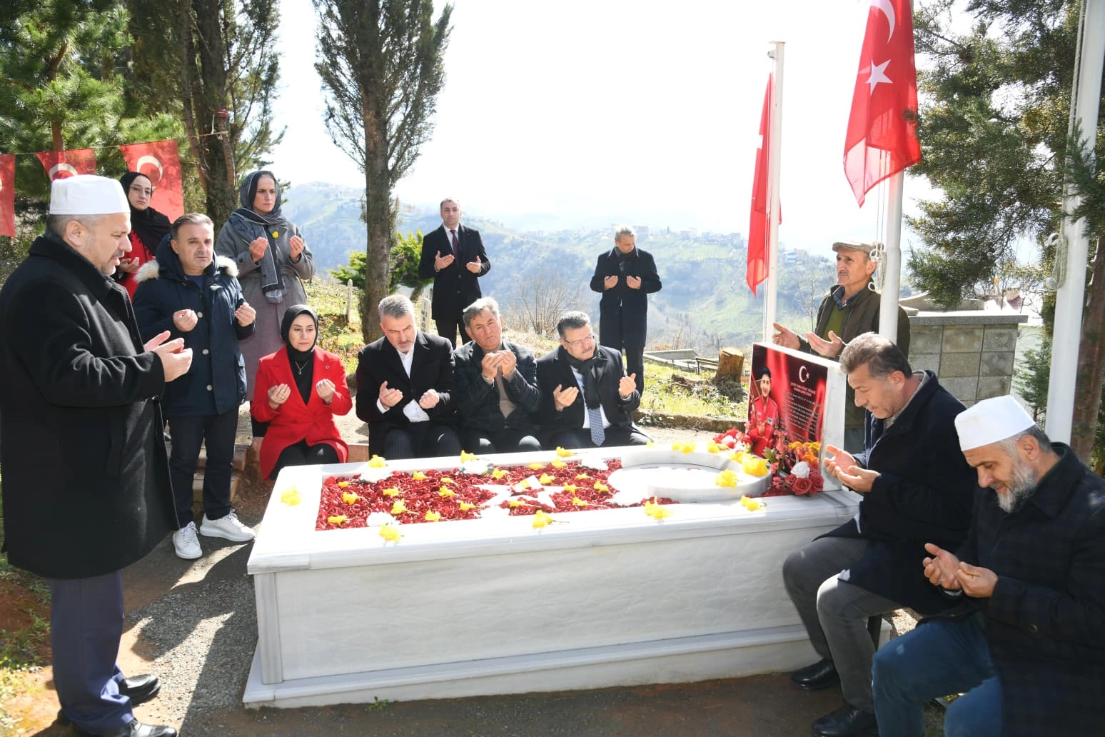 Trabzon’da Başkan Genç’ten Şehit Pilot Gençcelep’in kabrine ziyaret
