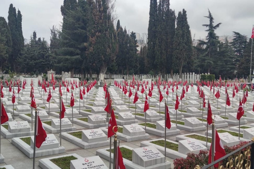 Trabzon’da Büyükşehir mezarlıkları bayrama hazırladı