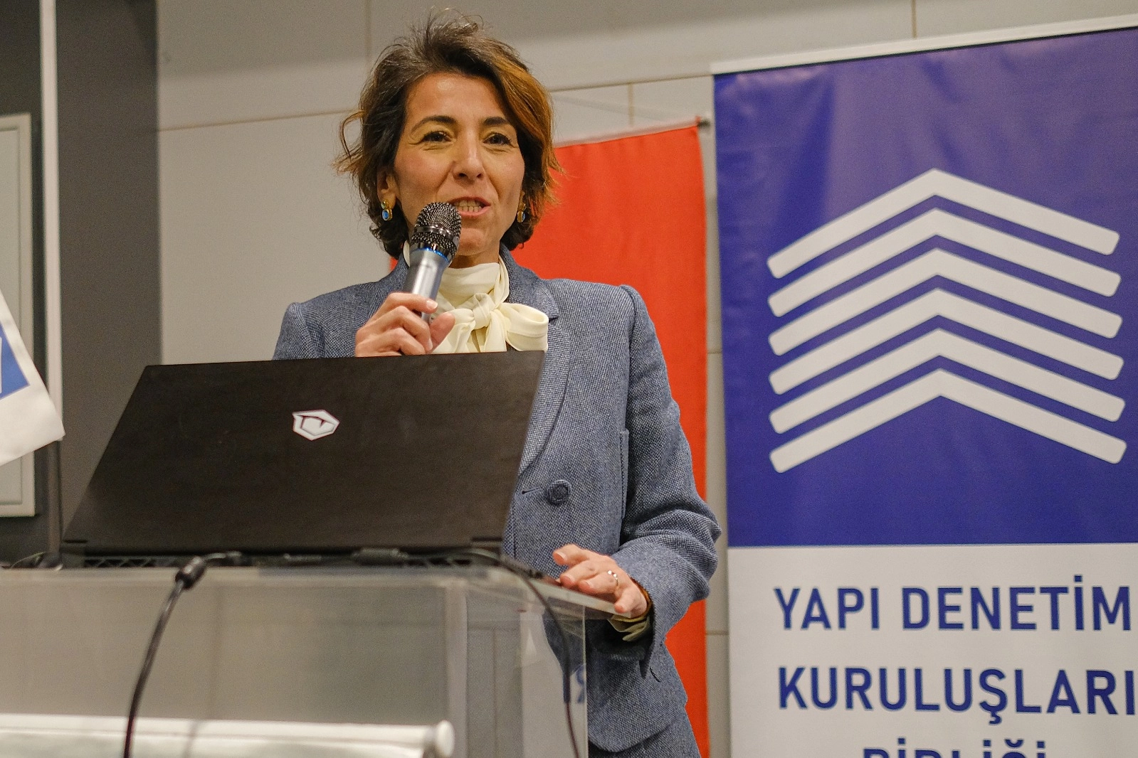YDKBD Bursa Şubesi’nde Esra İnhanlı güven tazeledi