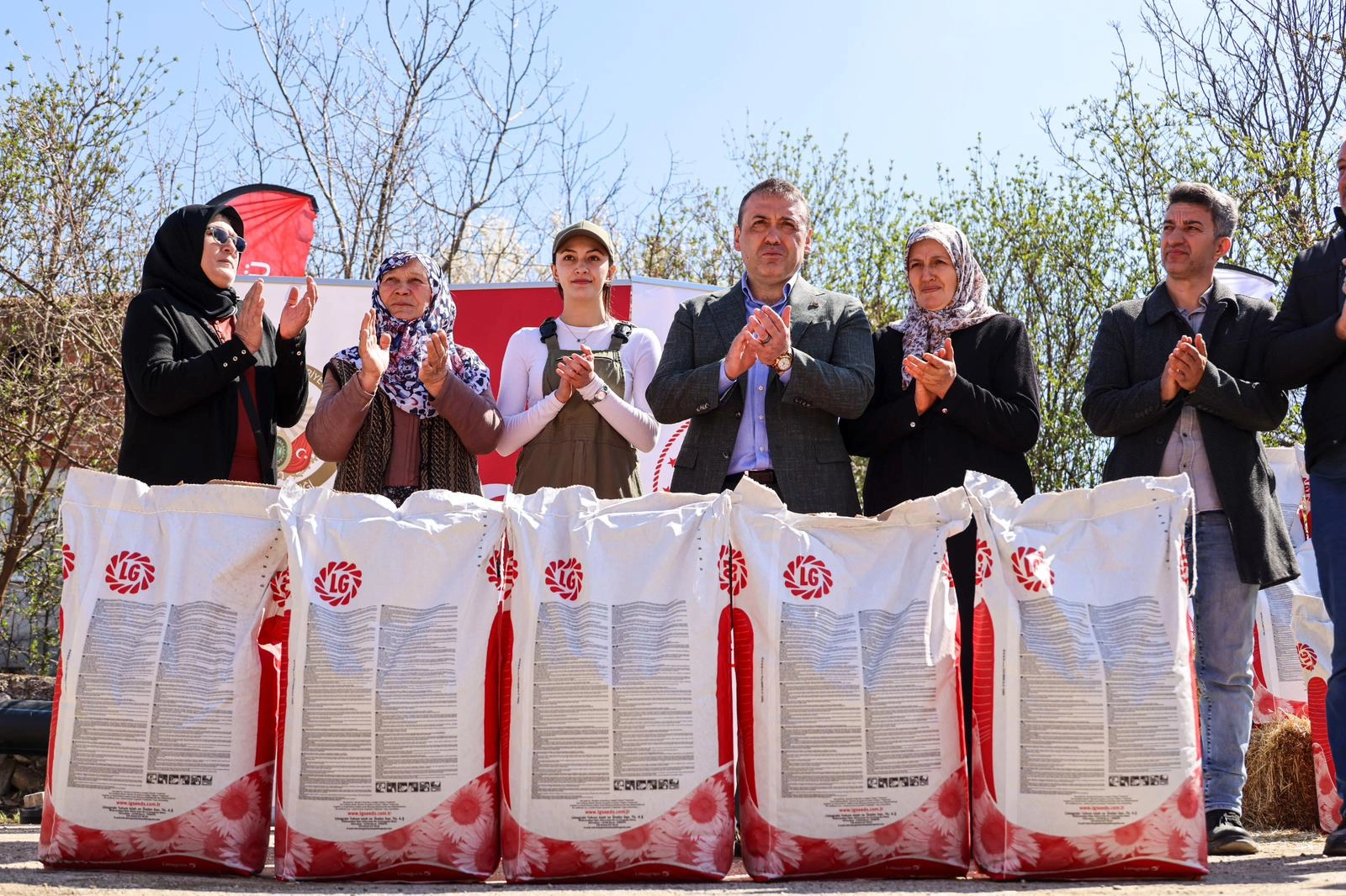 Bilecik’te çiftçilere ayçiçeği tohumu dağıtıldı