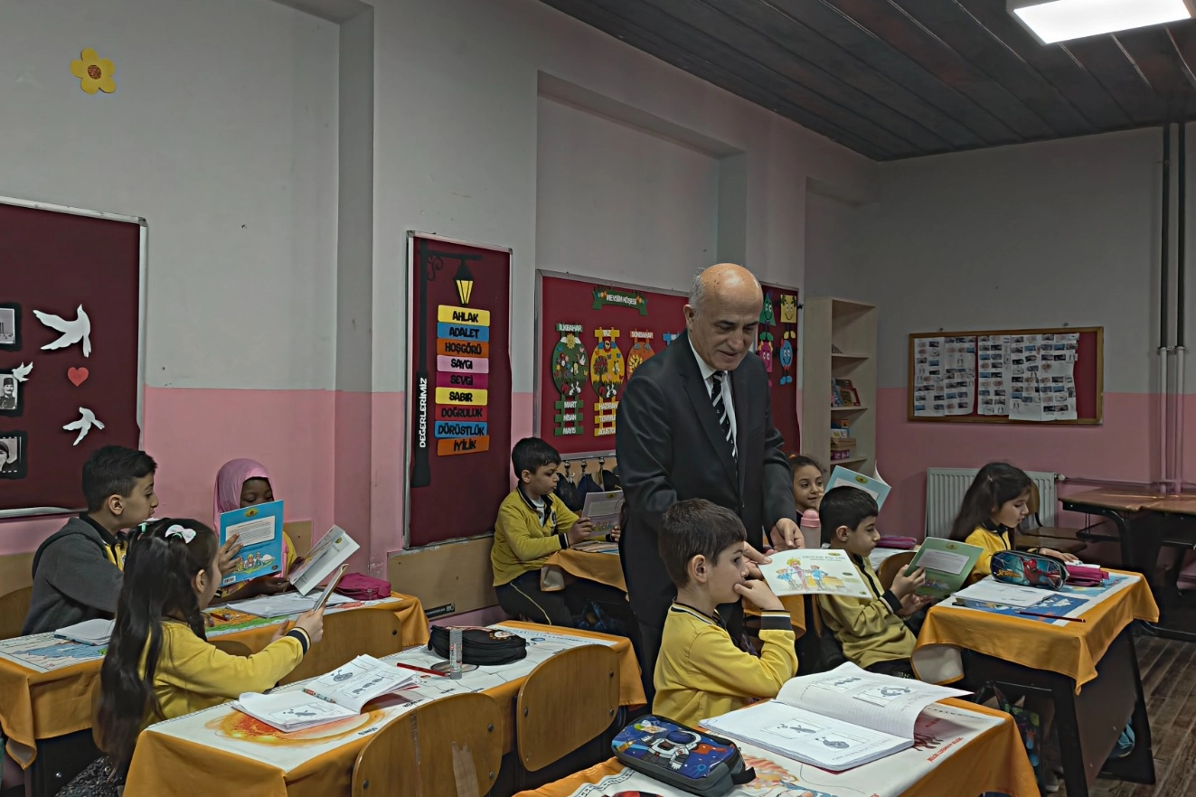 Bursa Gemlik’te Kaymakam Canbaba öğrencilerle buluştu