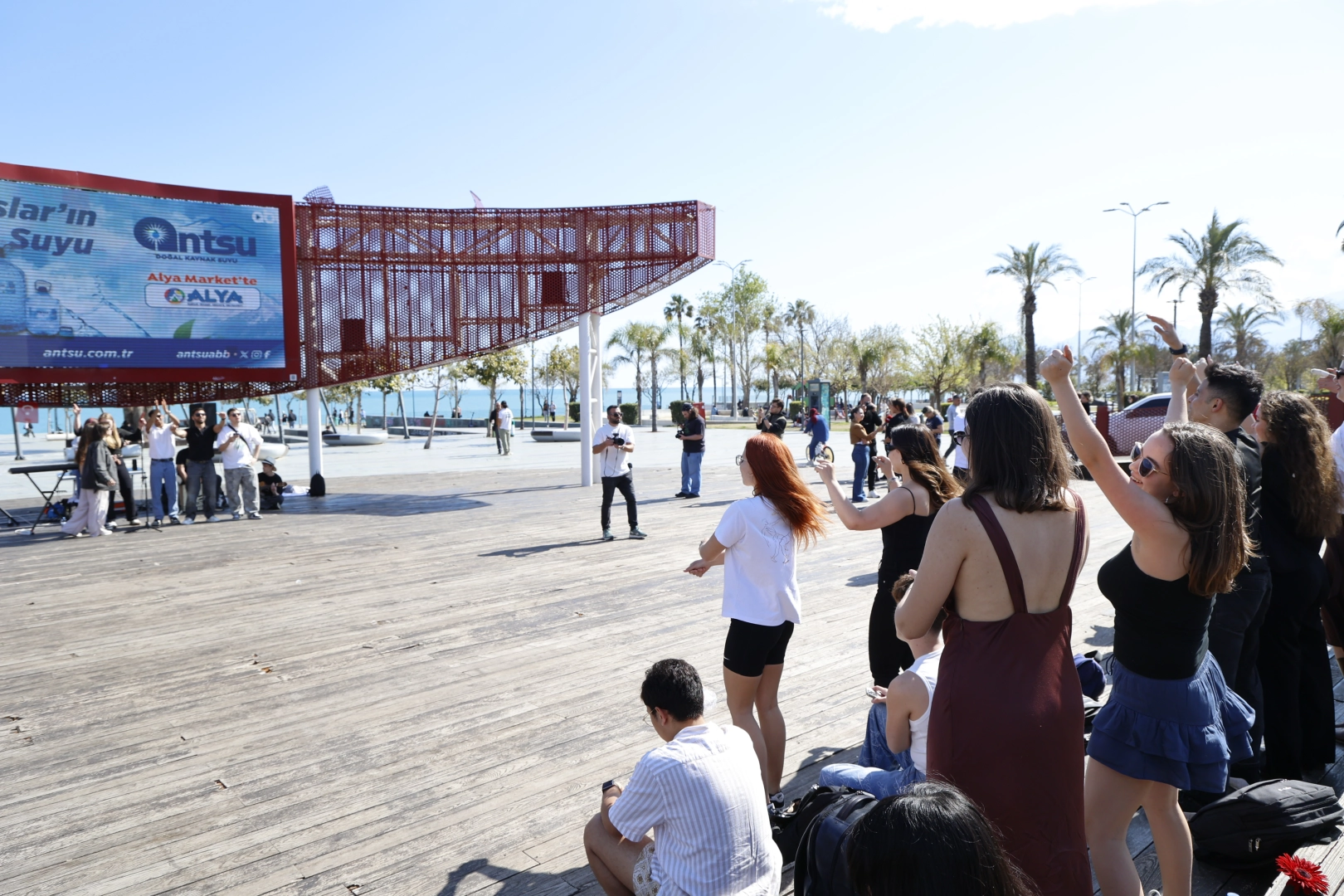 Erasmuslu gençlerden Antalya’da mini konser