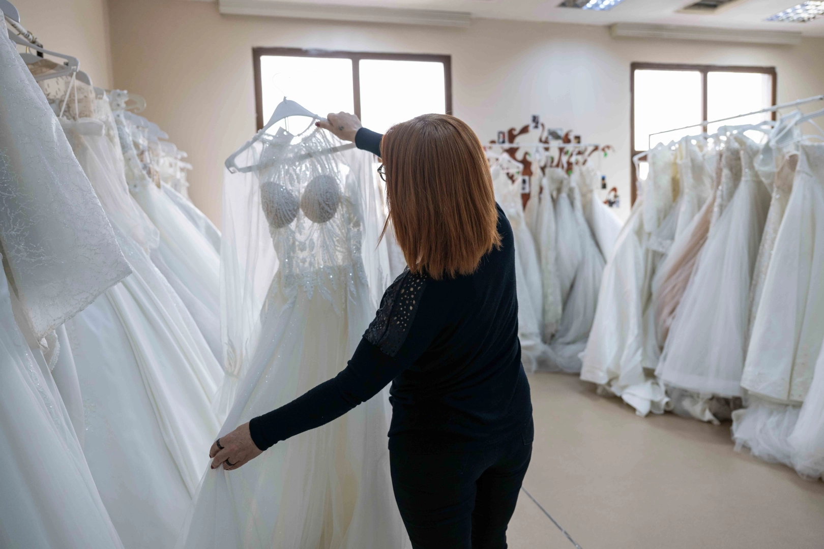 Gelinlikler hayalleri İzmir Bornova’da gerçeğe dönüşüyor