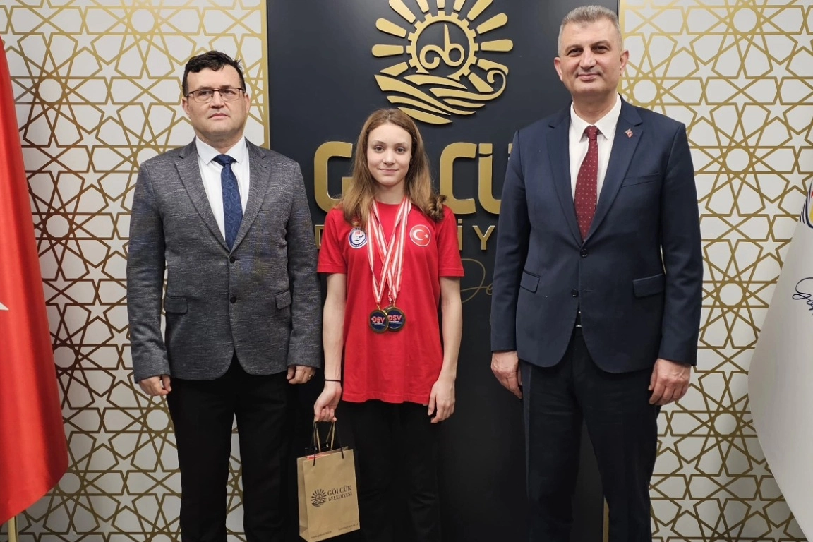 Gölcüklü şampiyon milli yüzücüden Başkan Sezer’e ziyaret